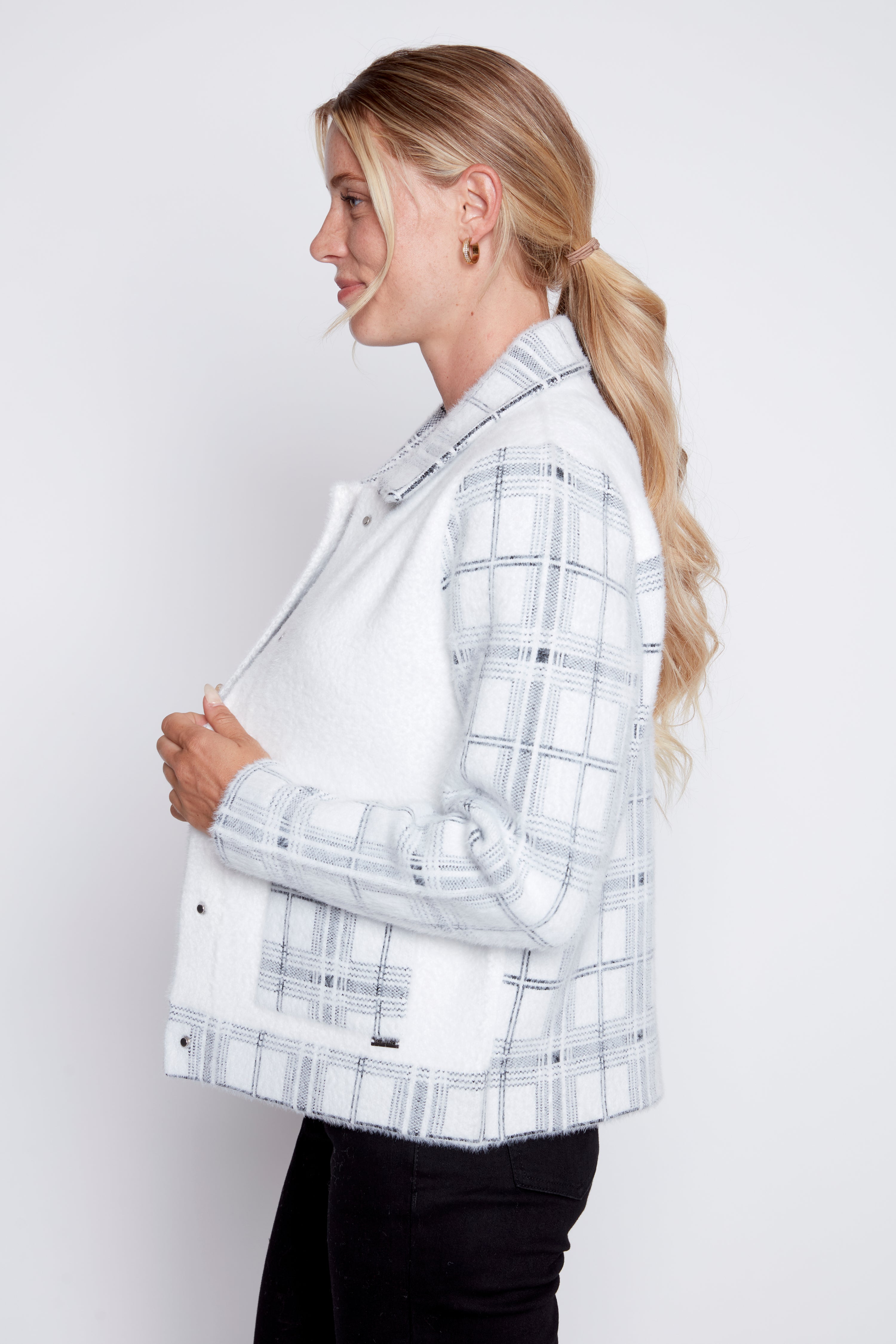 La veste en tricot à carreaux et cils