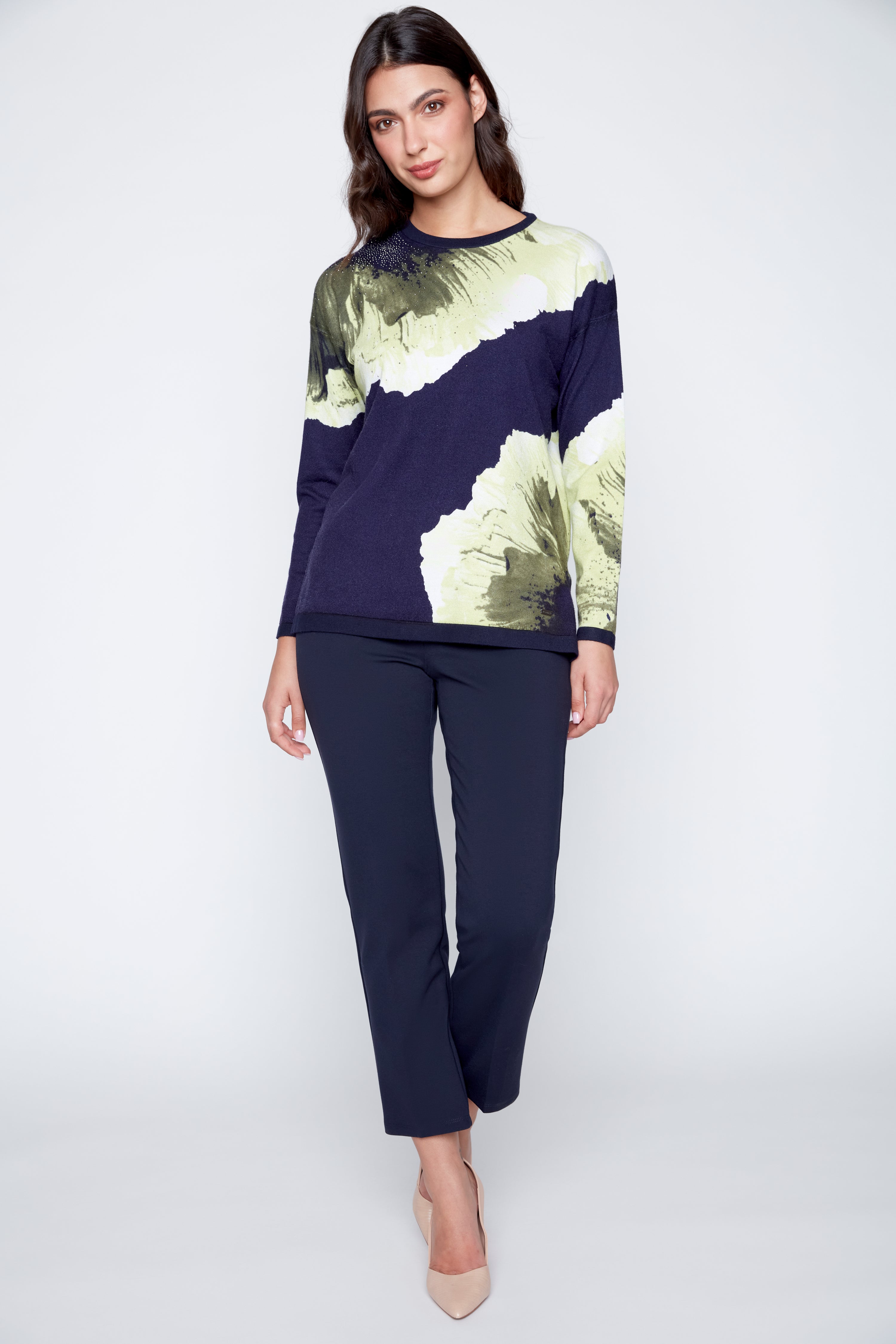 Le pull en maille légère à gros motifs floraux