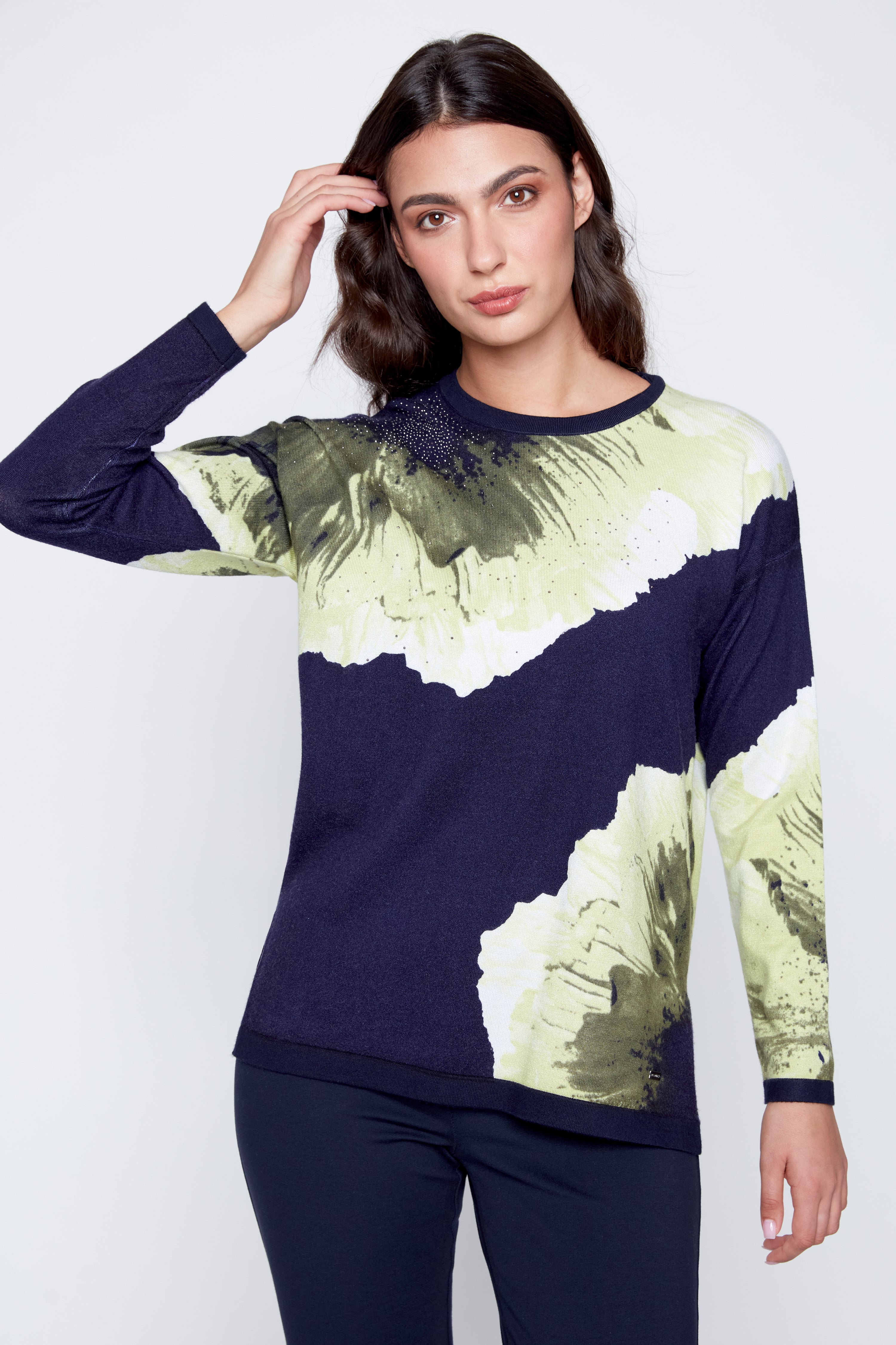 Le pull en maille légère à gros motifs floraux