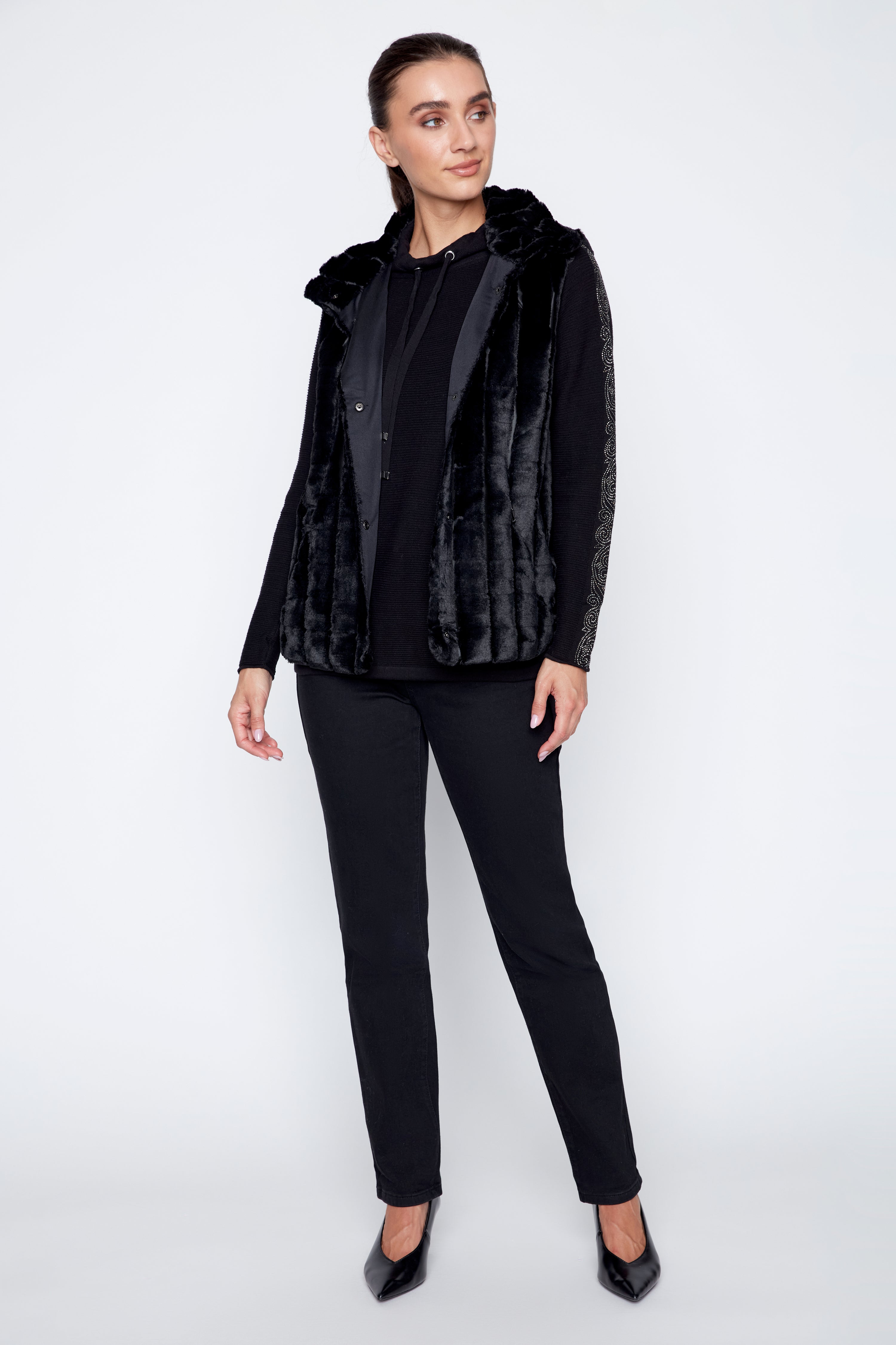 Le gilet en fausse fourrure à motif carré