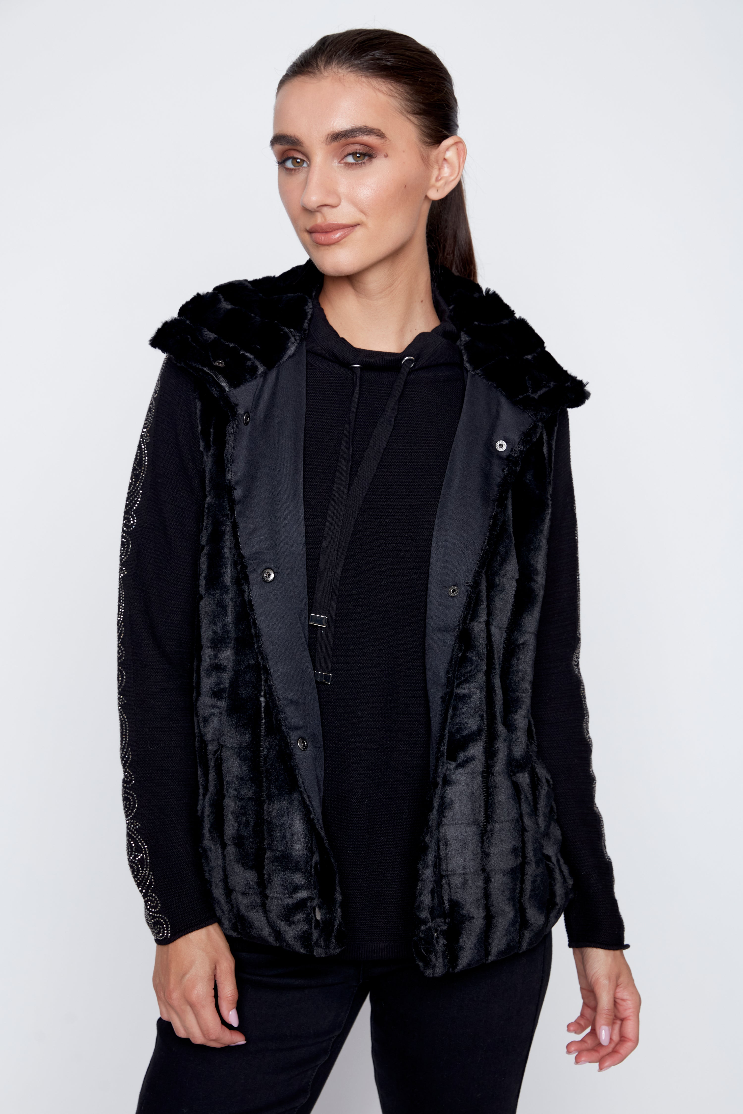 Le gilet en fausse fourrure à motif carré