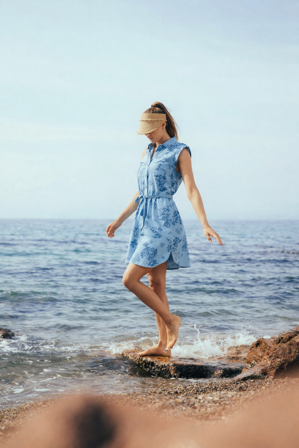 La robe en coton à fleurs avec ceinture