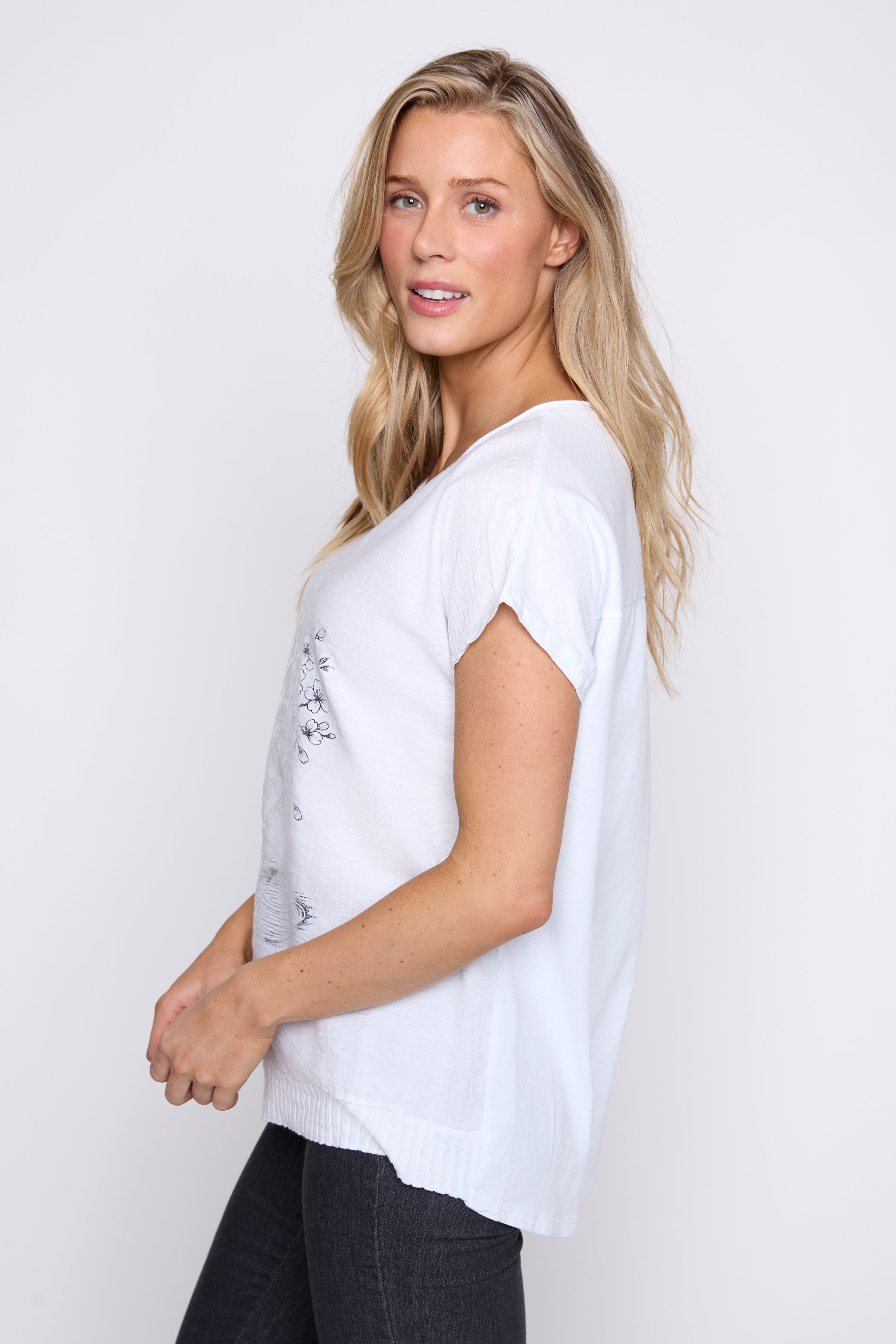 Le t-shirt à imprimé d’arbres métallisé