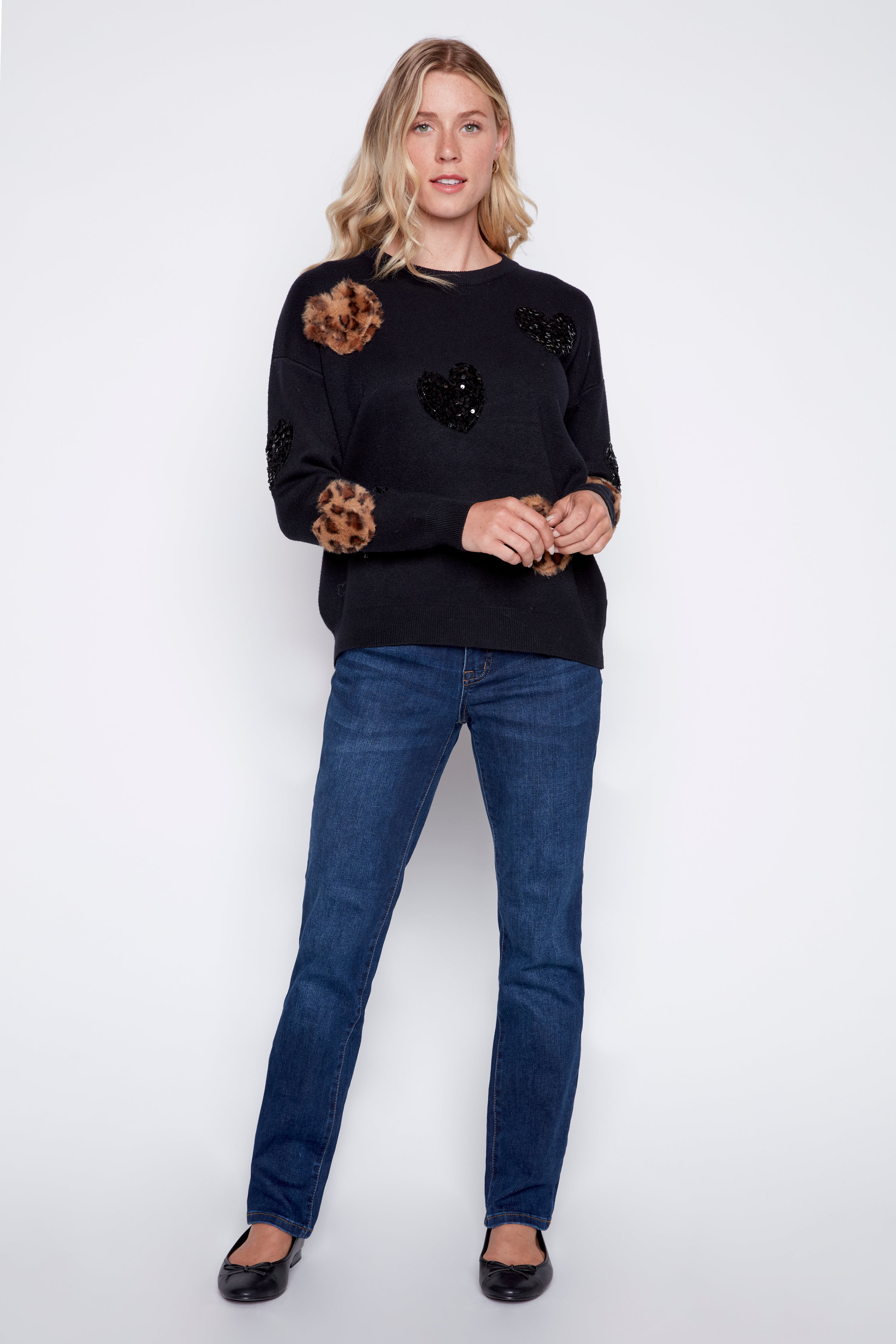 Le pull à motif cœurs animaux et paillettes