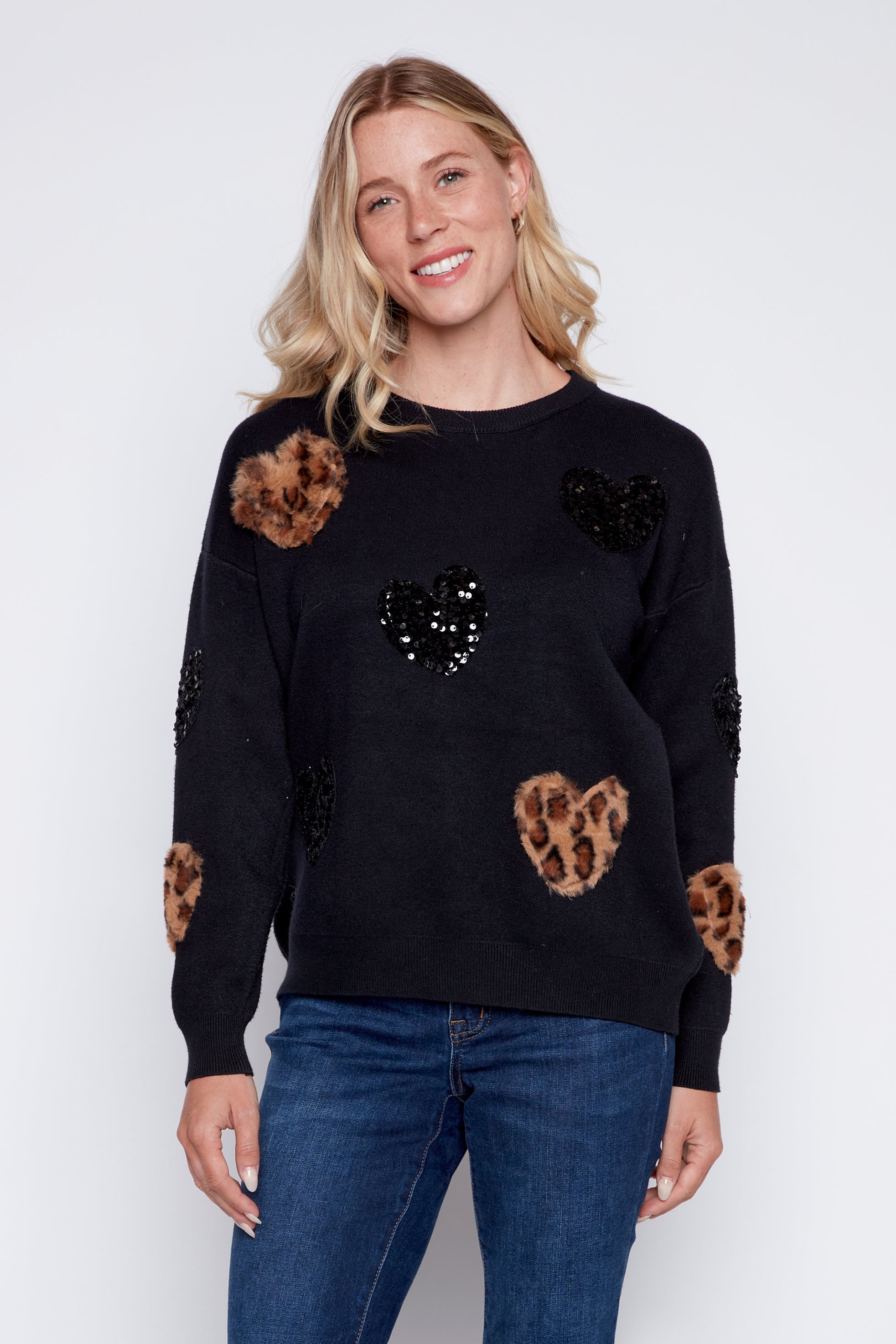 Le pull à motif cœurs animaux et paillettes