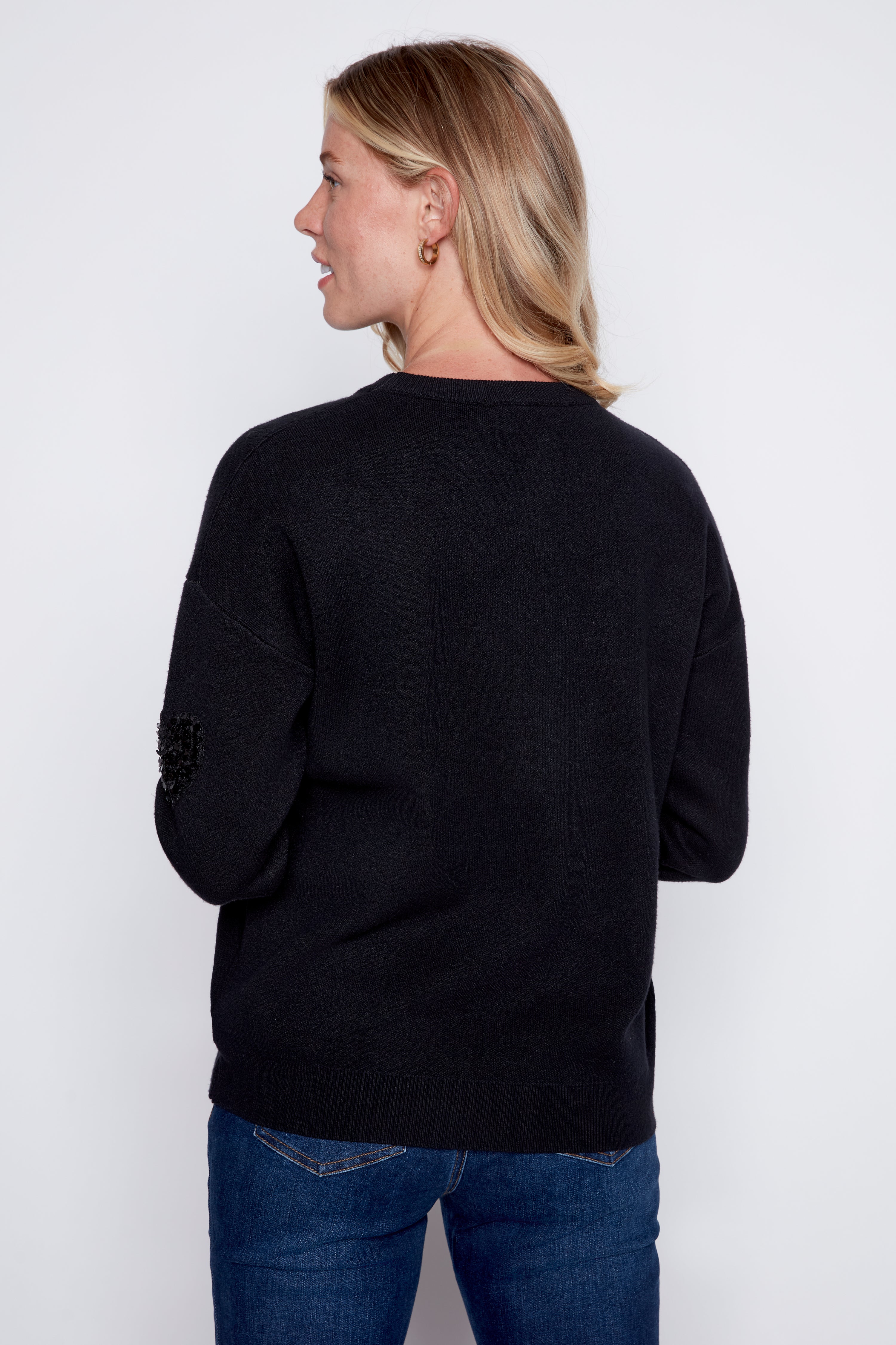 Le pull à motif cœurs animaux et paillettes