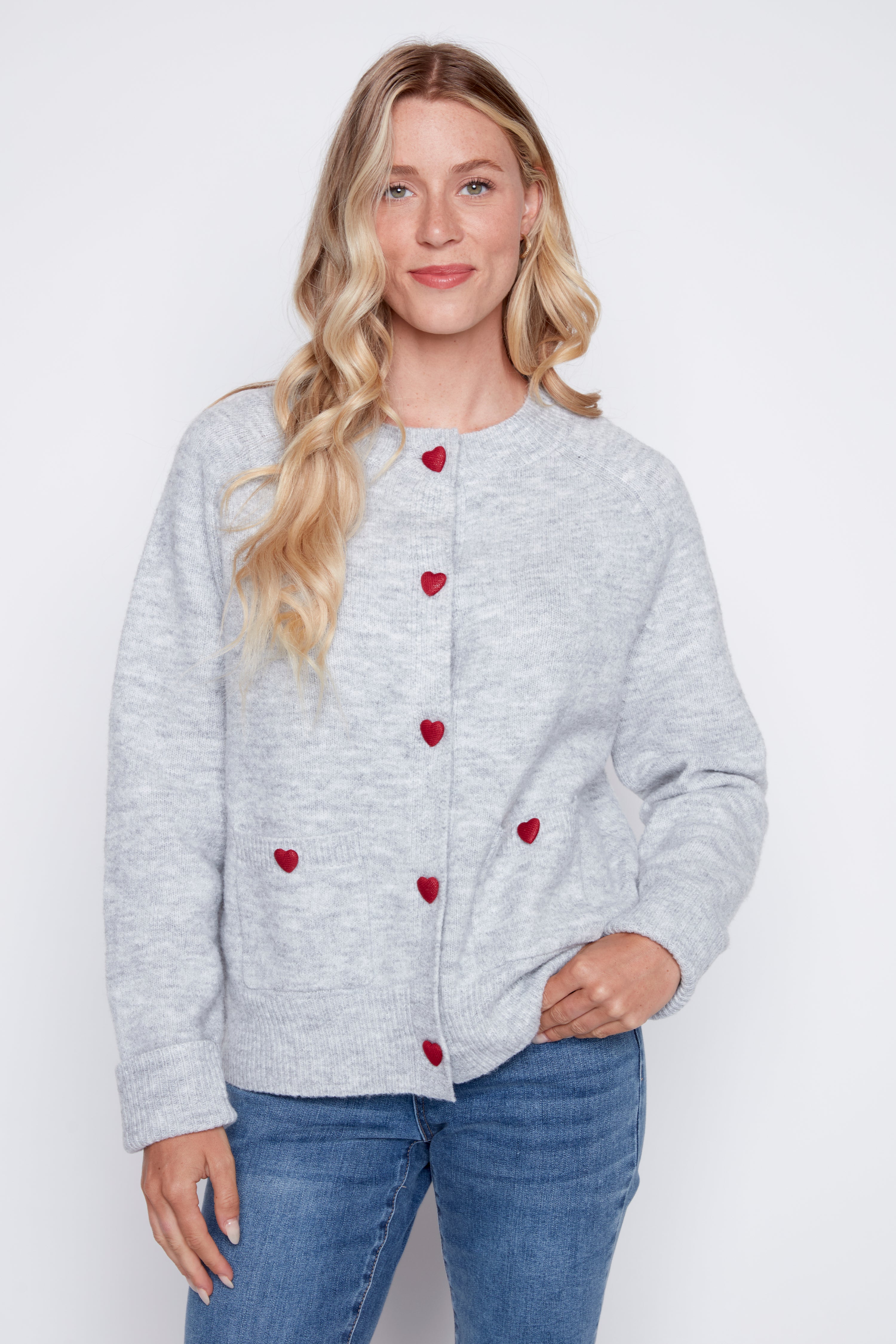 Le cardigan avec boutons à cœurs rouges