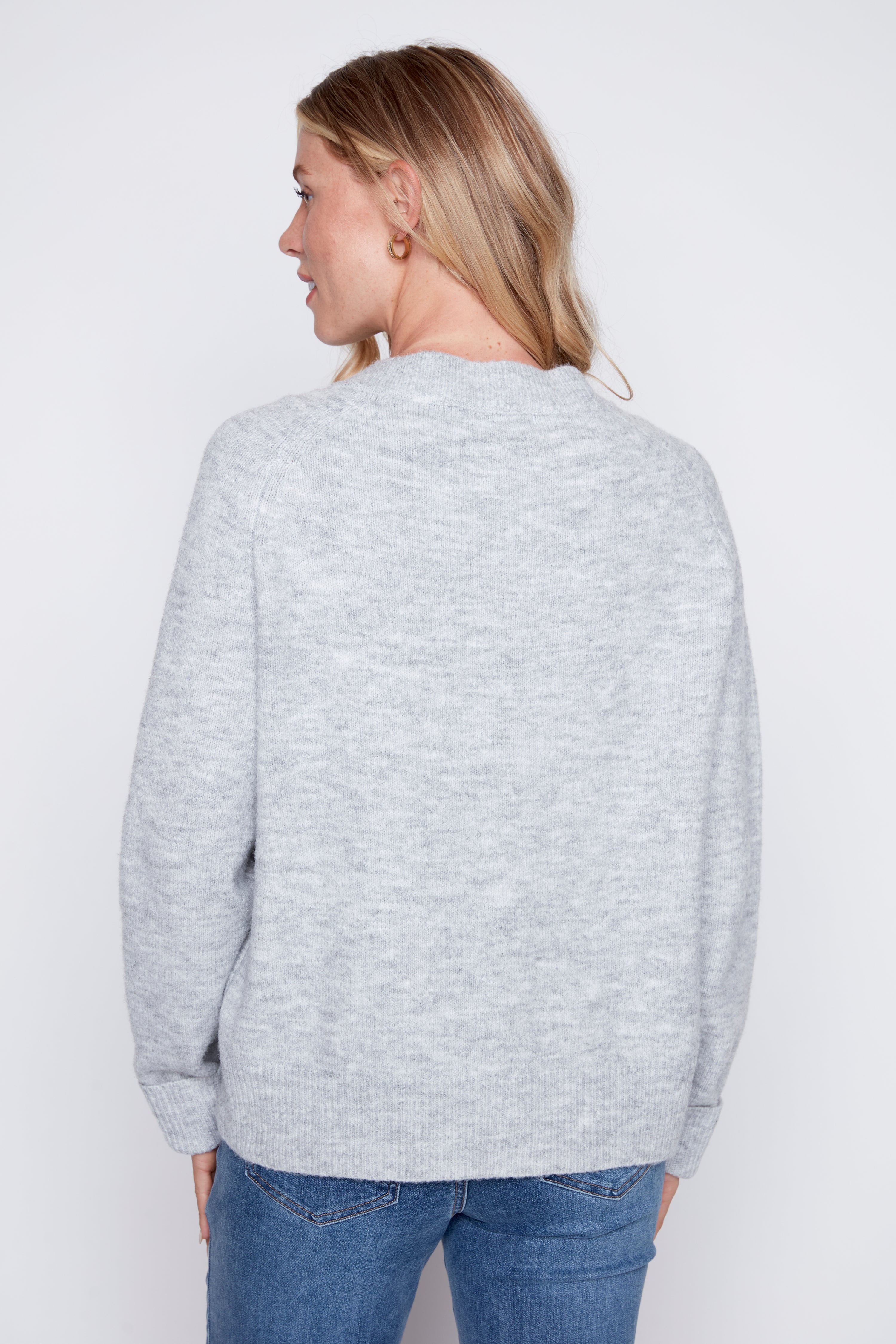 Le cardigan avec boutons à cœurs rouges