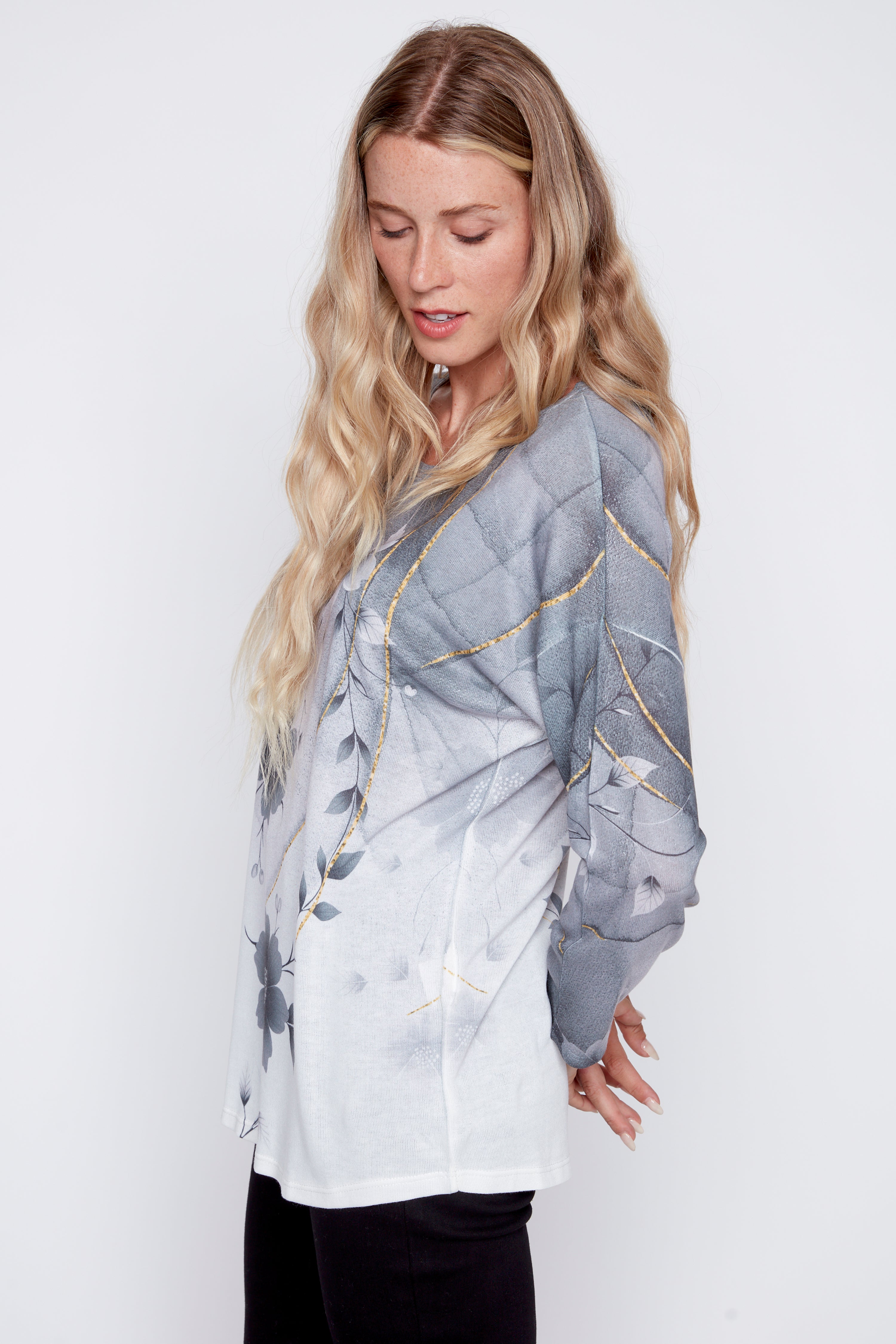 Le haut en tricot fleuri