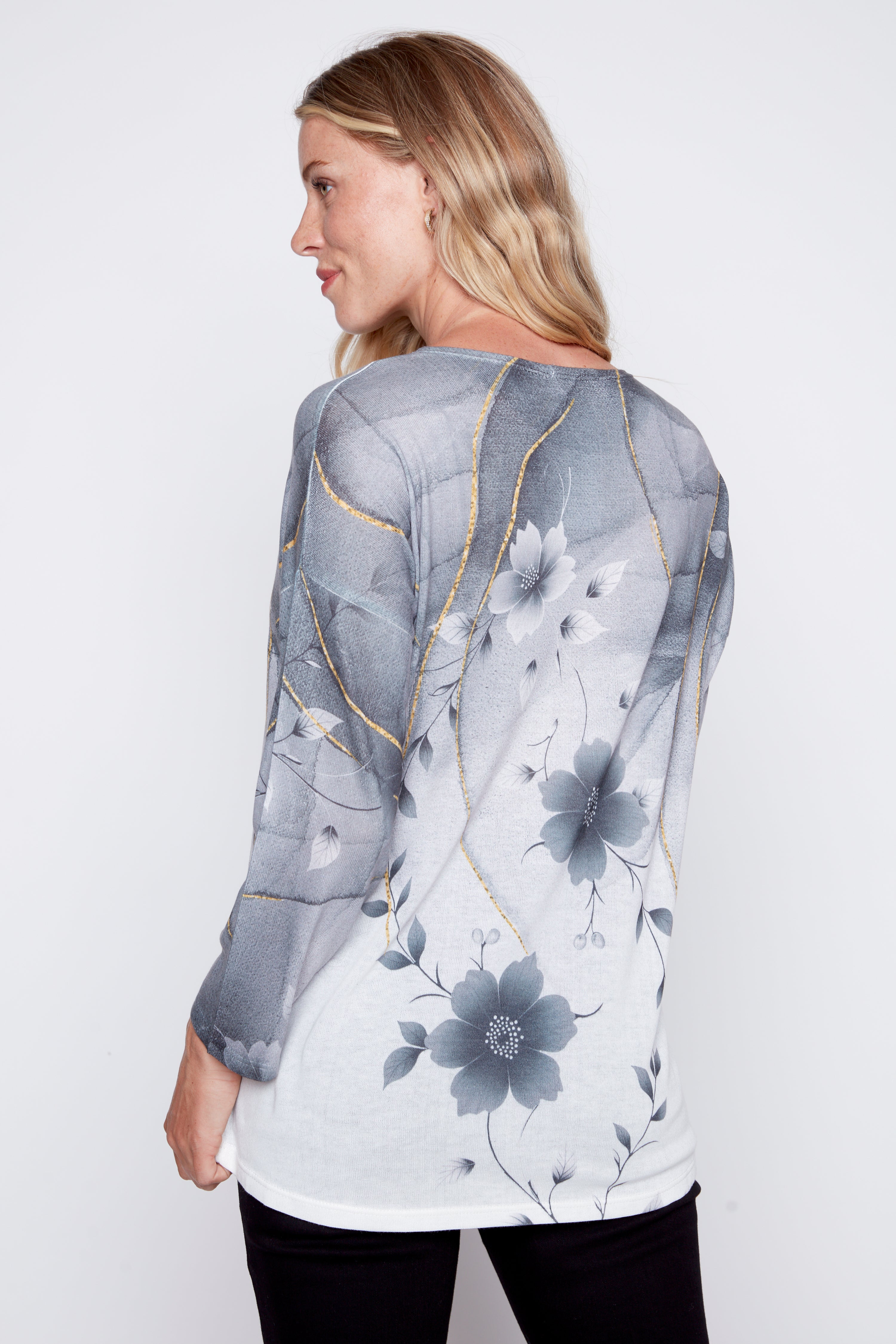 Le haut en tricot fleuri