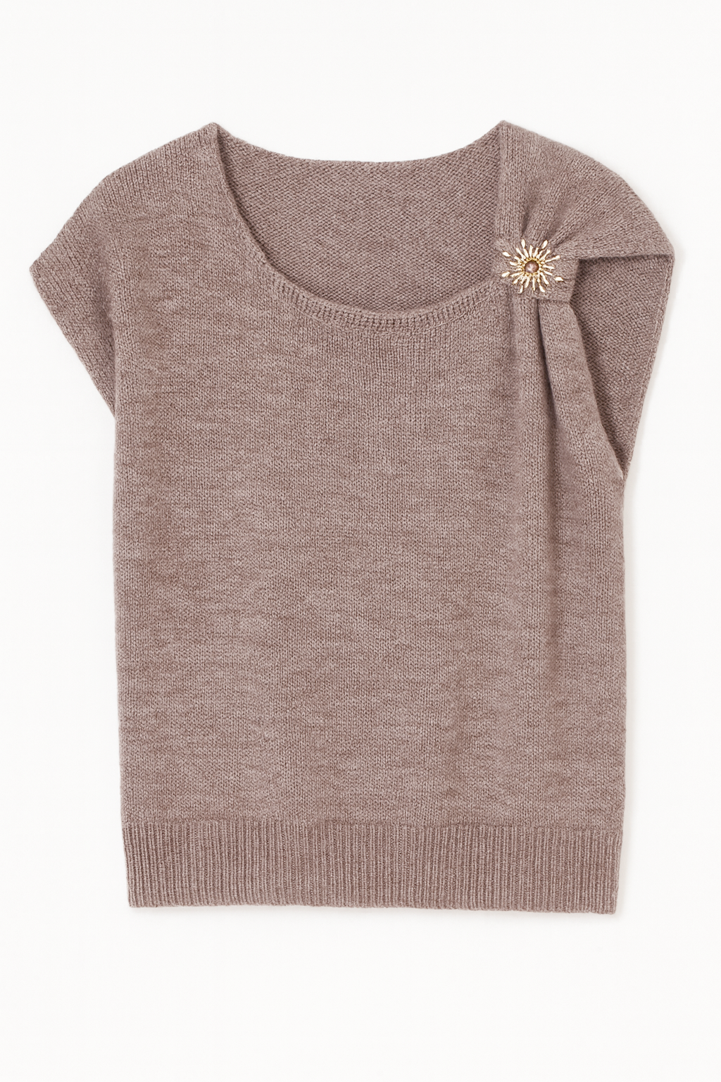 Short sleeve knit sweater with broach