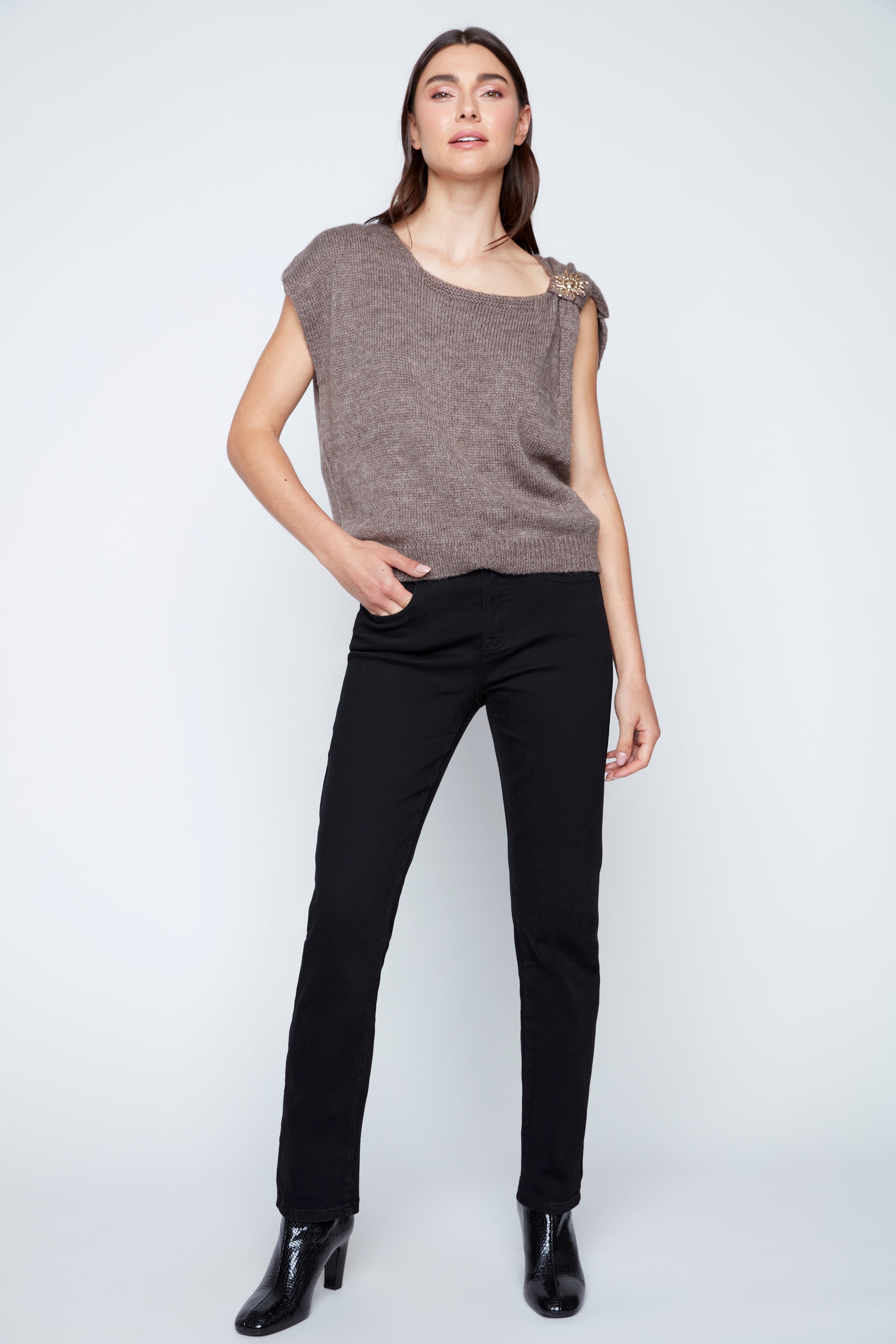 Short sleeve knit sweater with broach