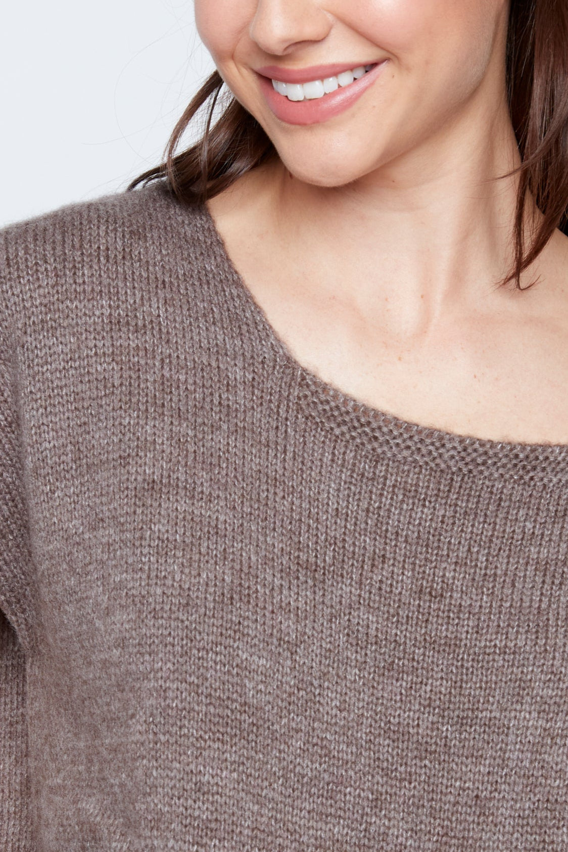 Short sleeve knit sweater with broach