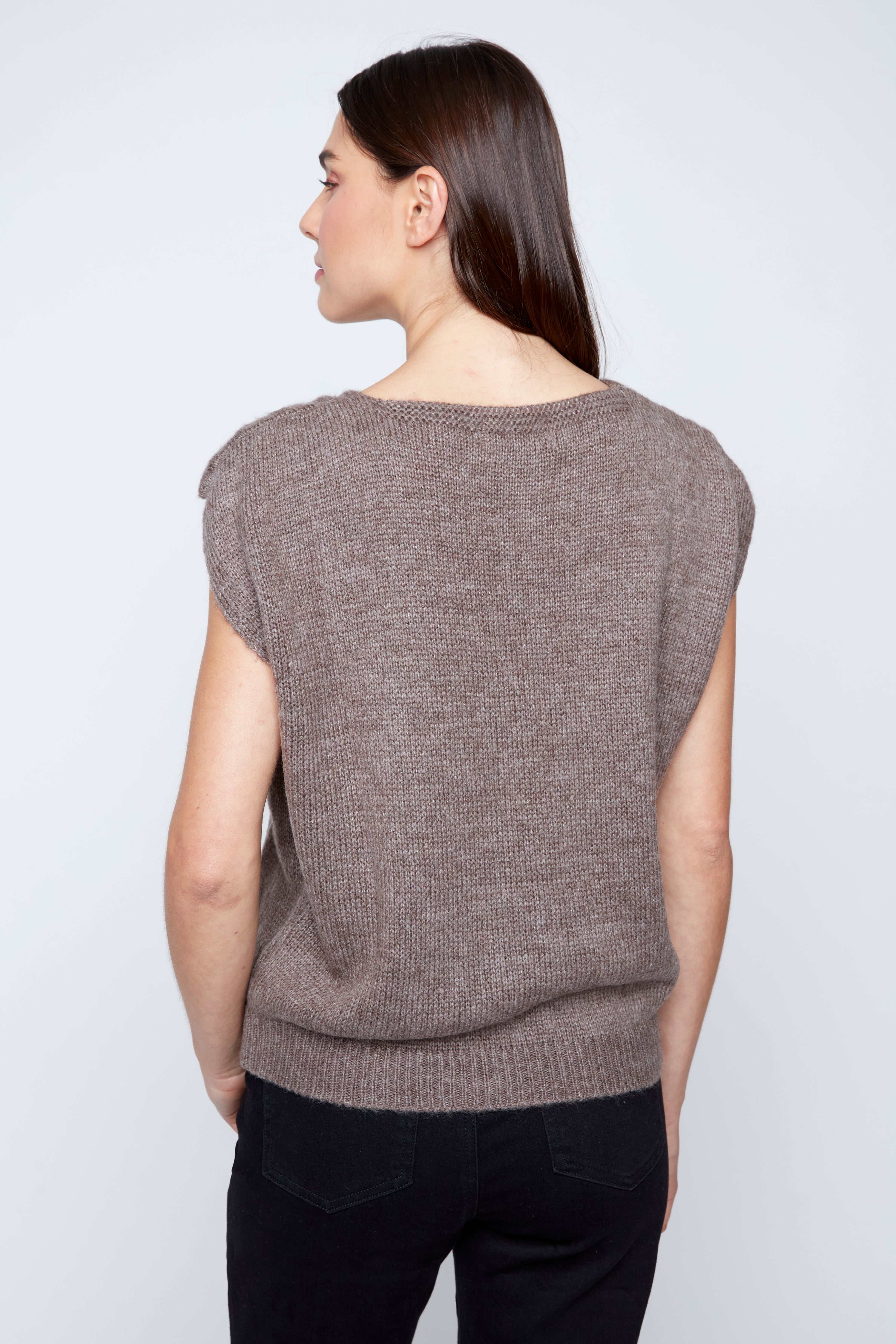 Short sleeve knit sweater with broach