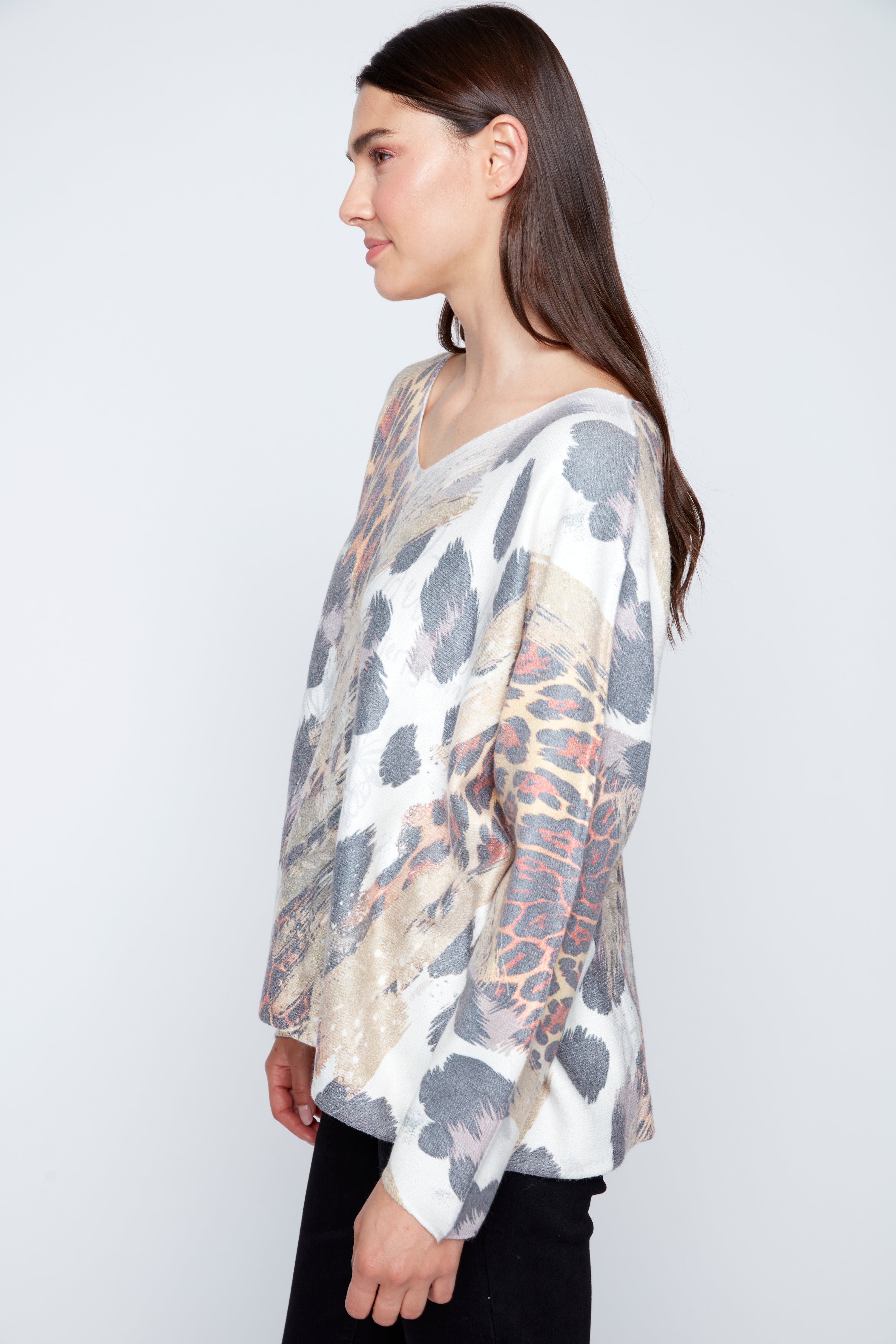 Le pull à imprimé animal abstrait