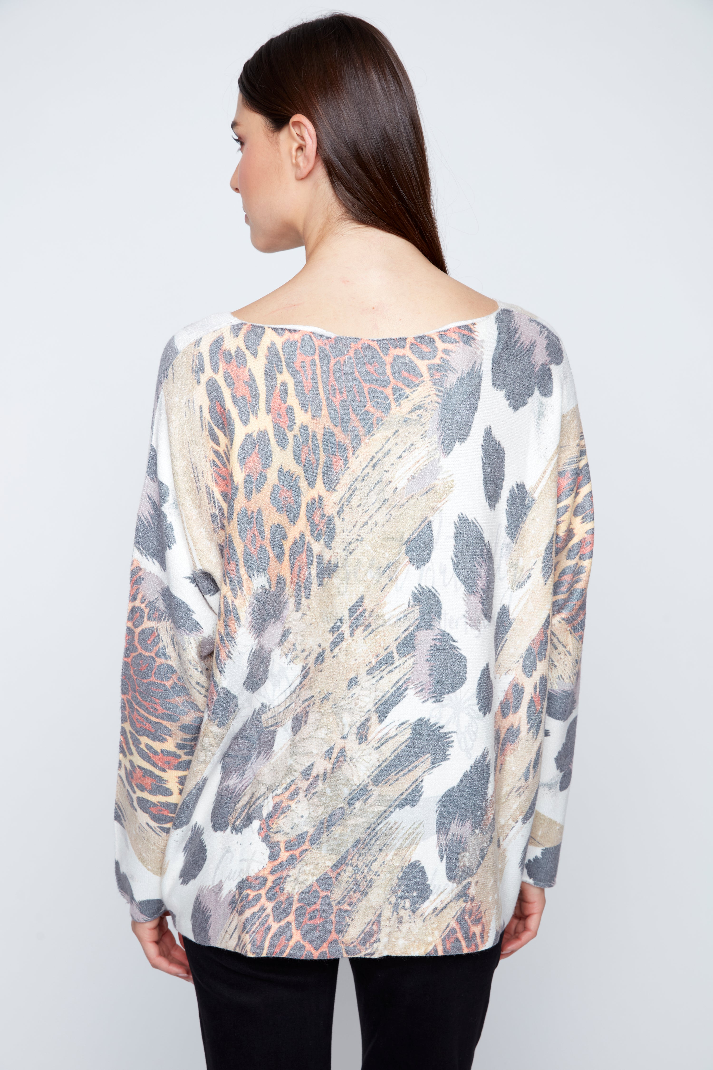 Le pull à imprimé animal abstrait