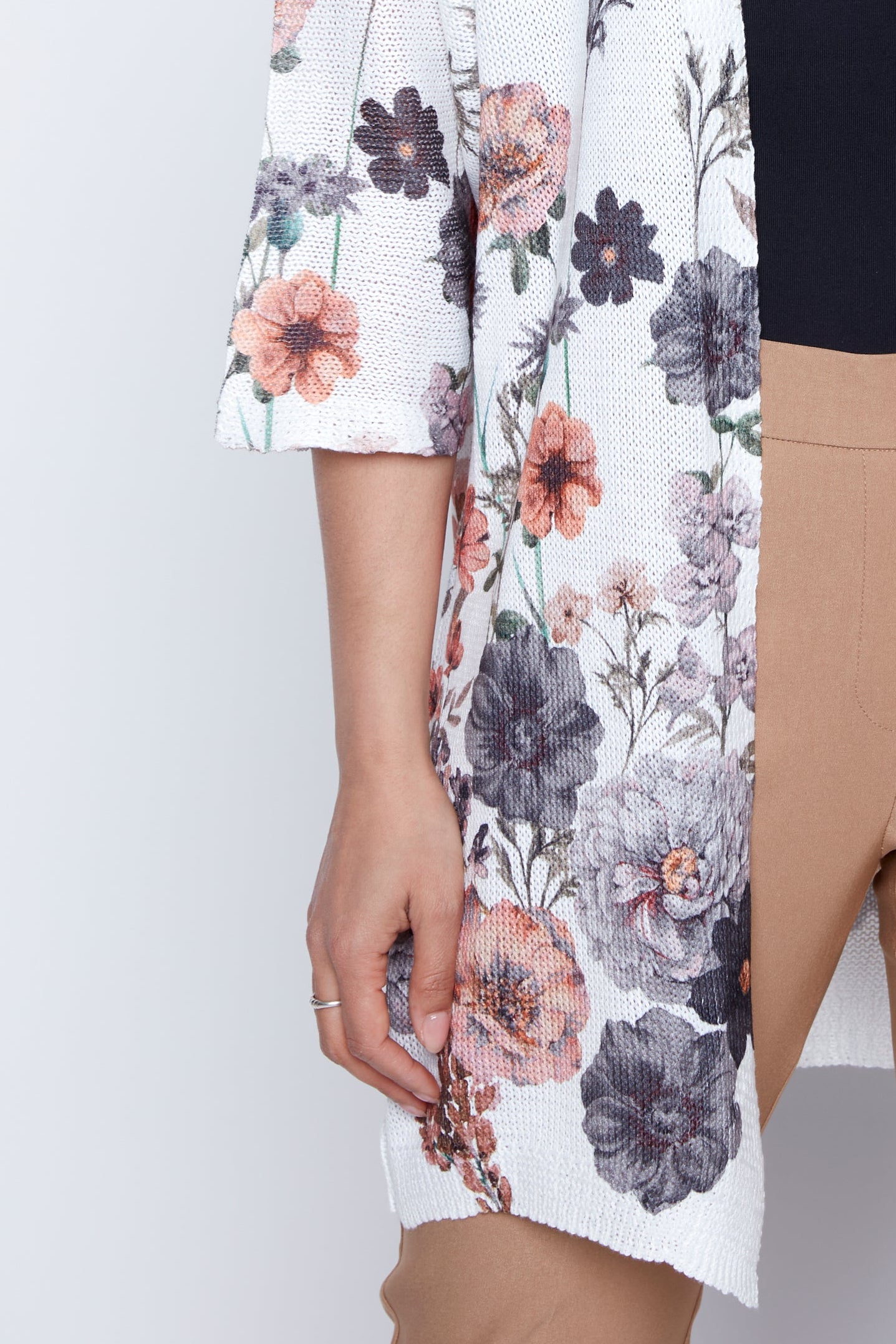 Le cardigan à bordure florale