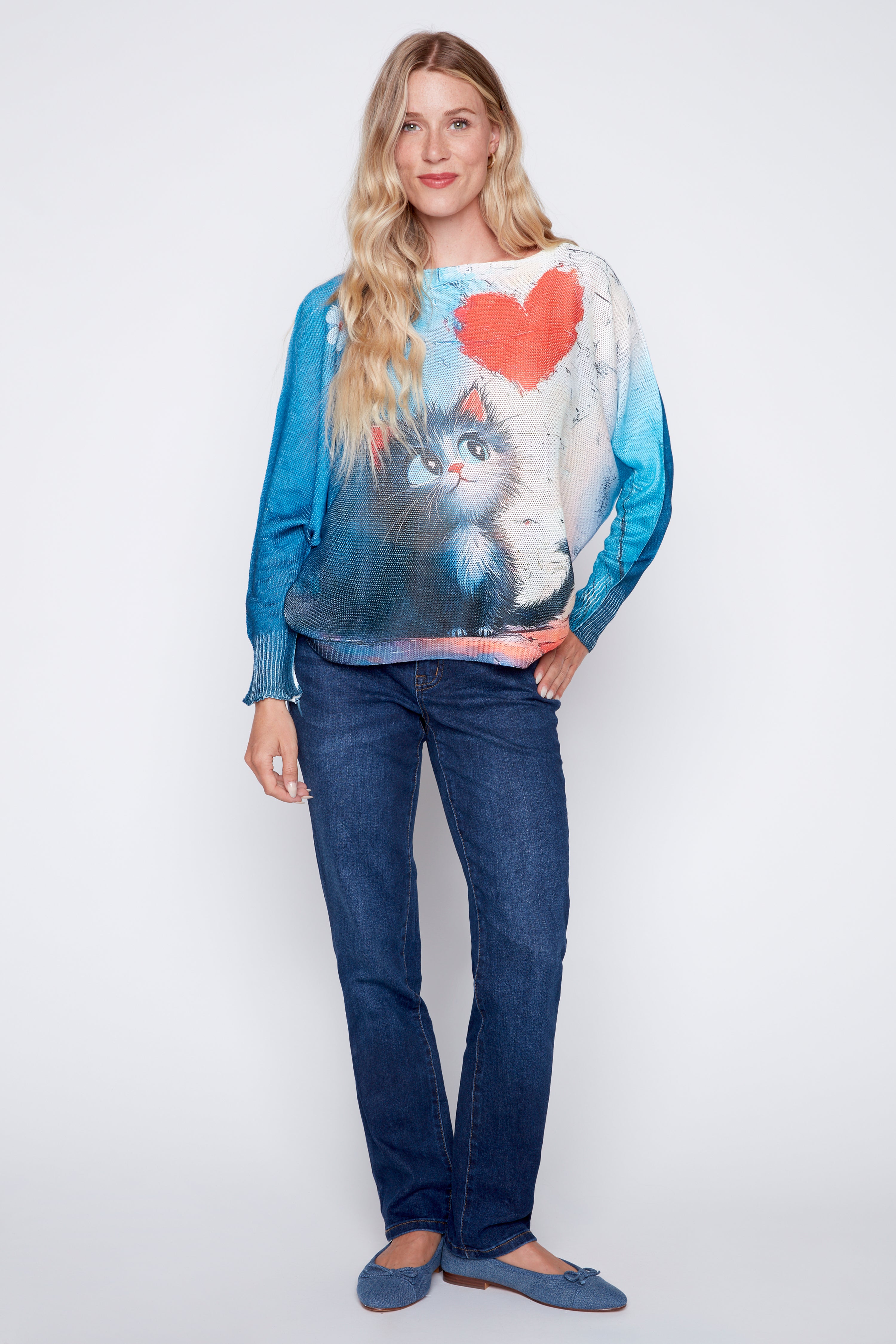Le pull imprimé chaton et coeur