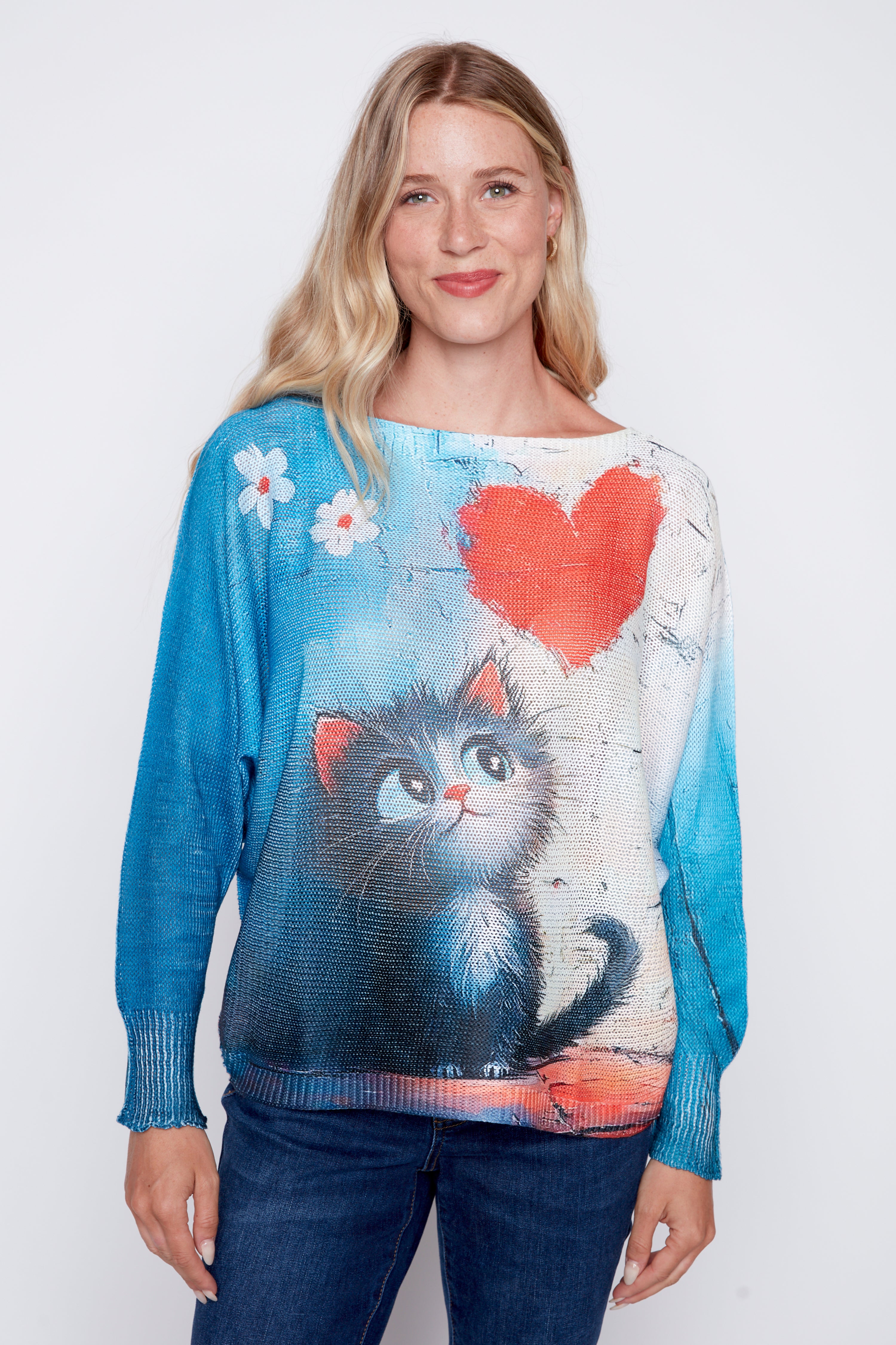 Le pull imprimé chaton et coeur
