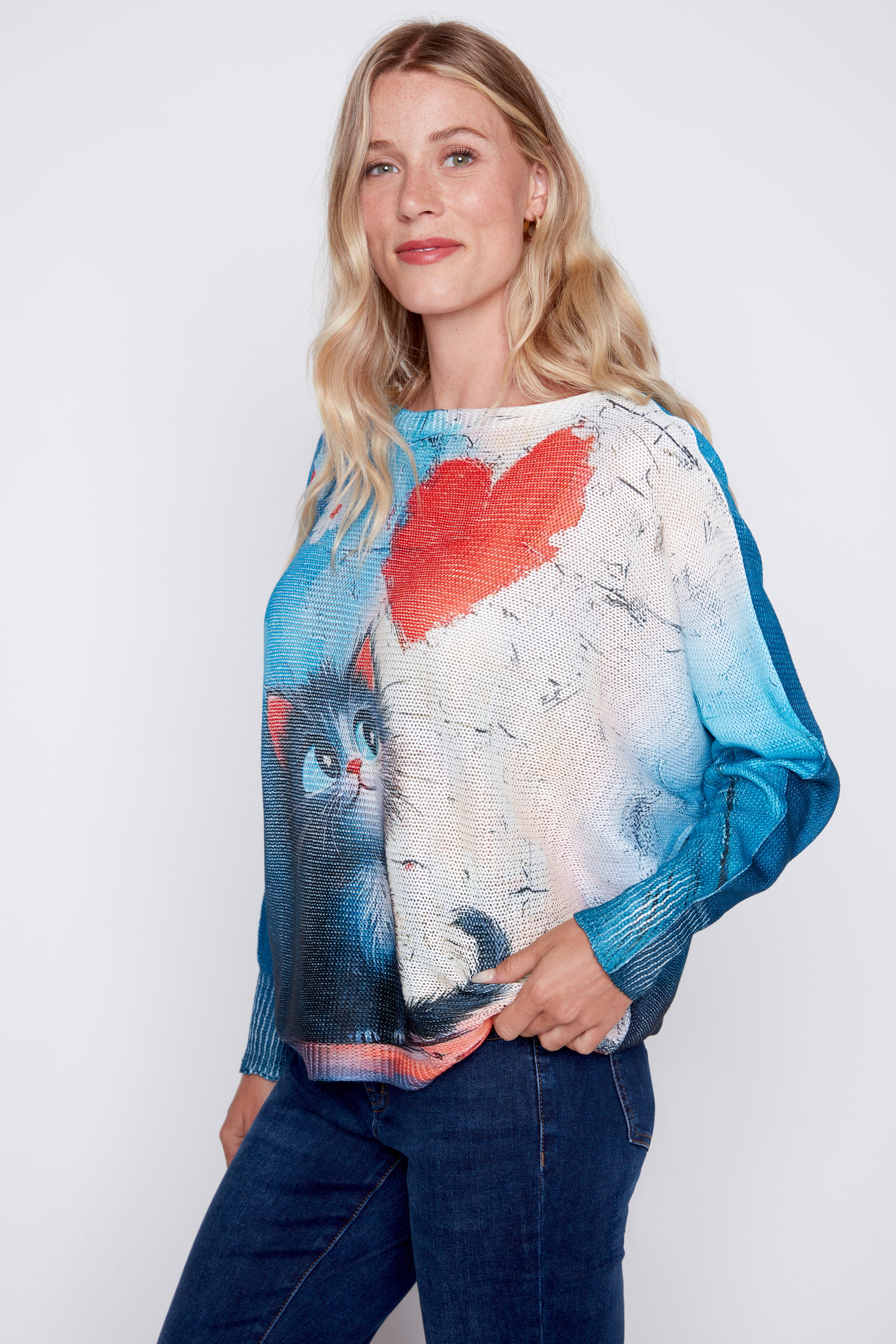 Le pull imprimé chaton et coeur