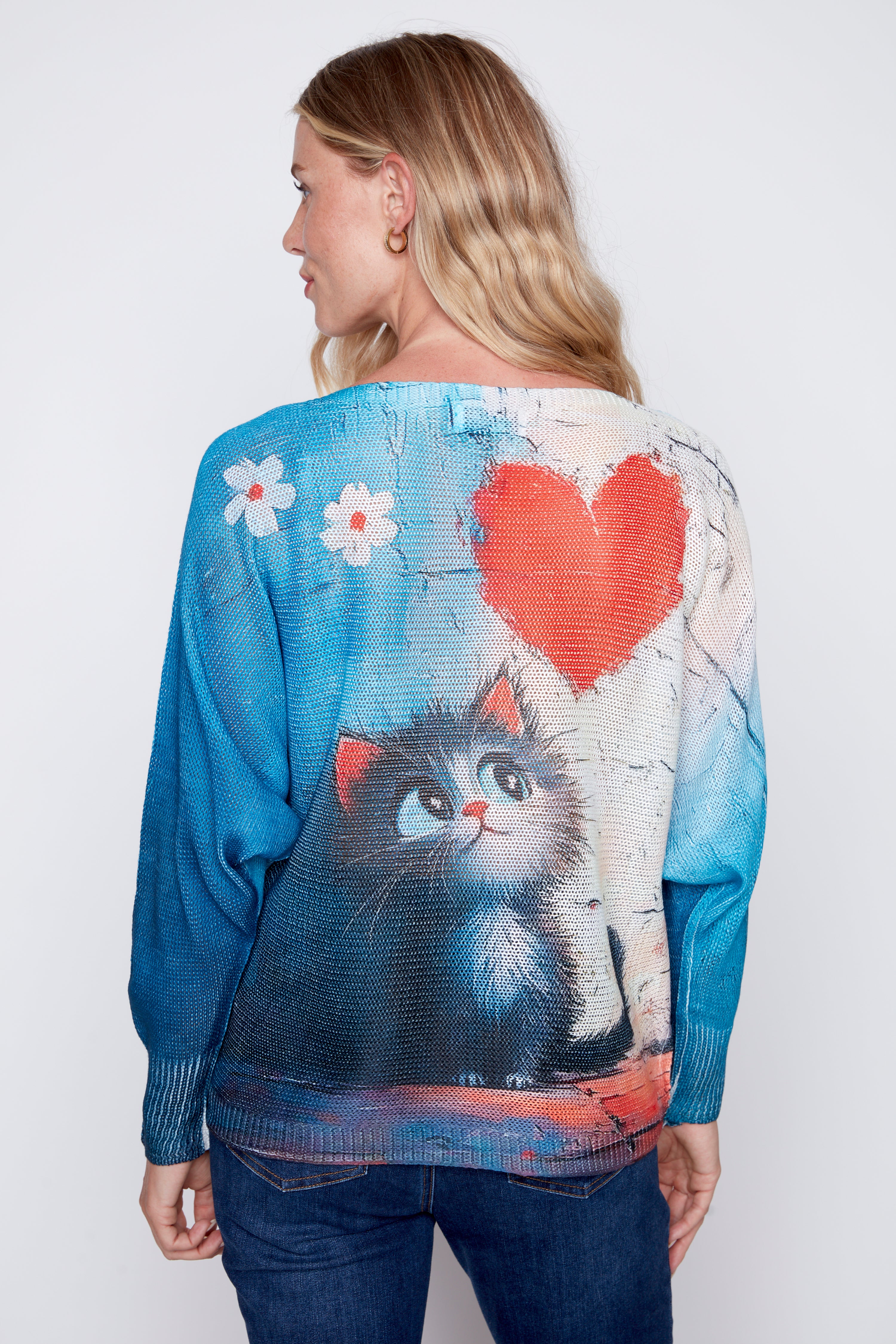 Le pull imprimé chaton et coeur