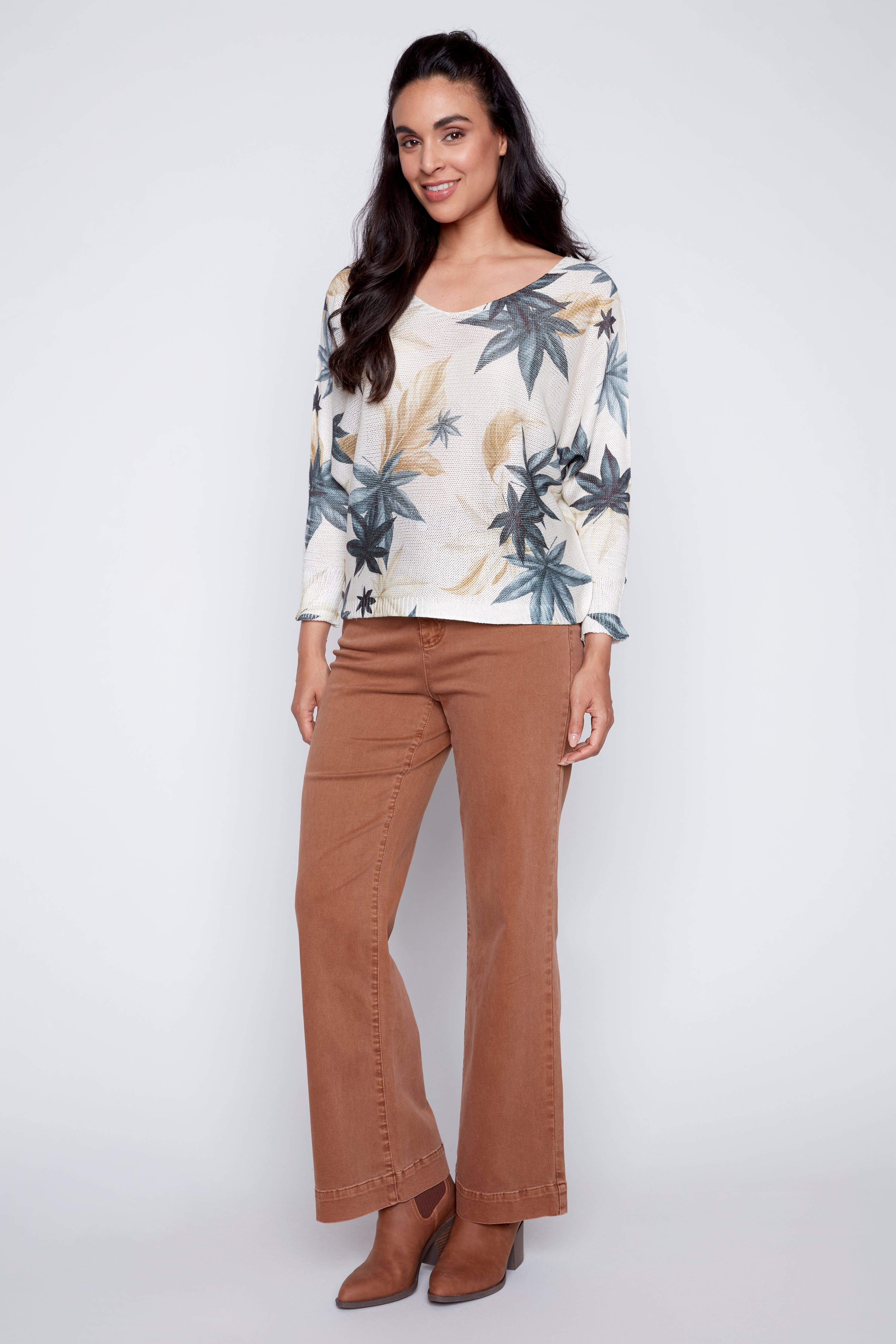 Le pull à imprimé feuilles