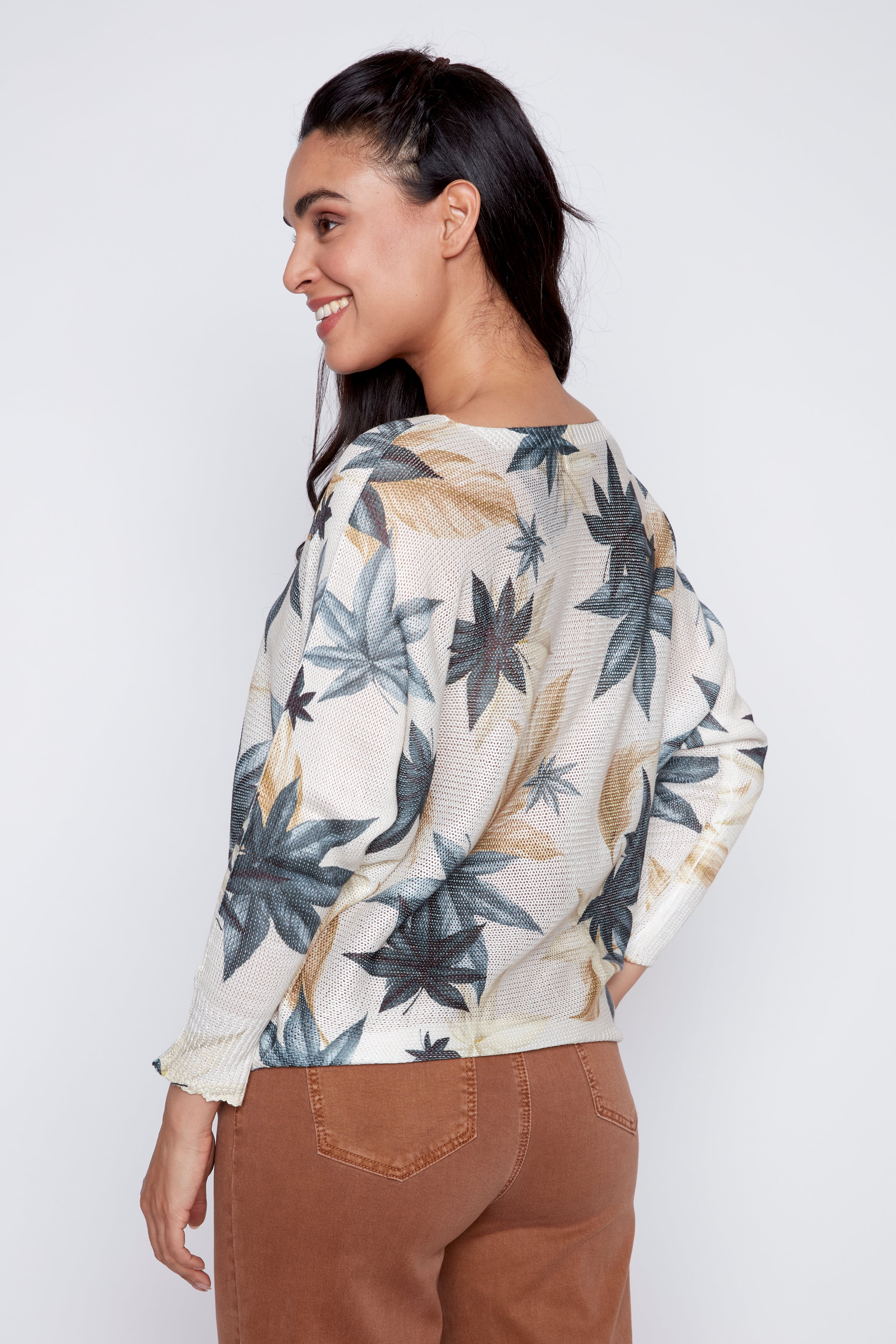 Le pull à imprimé feuilles