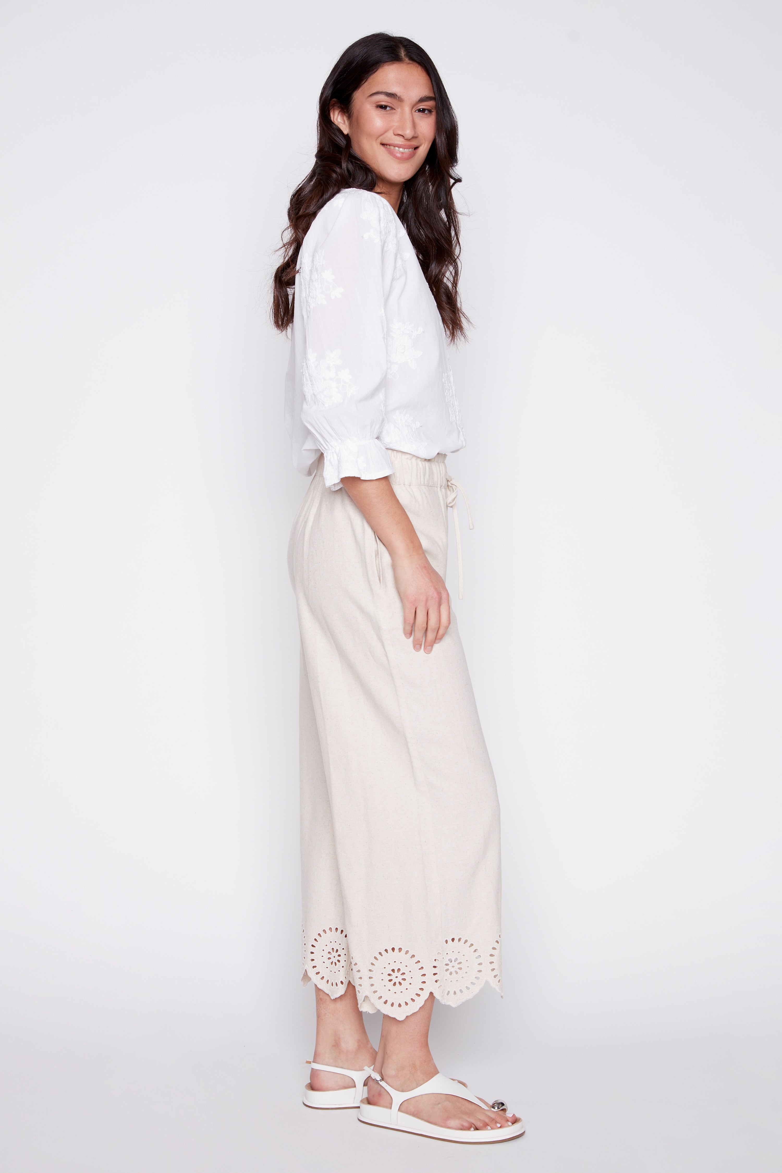 Eyelet hem capri