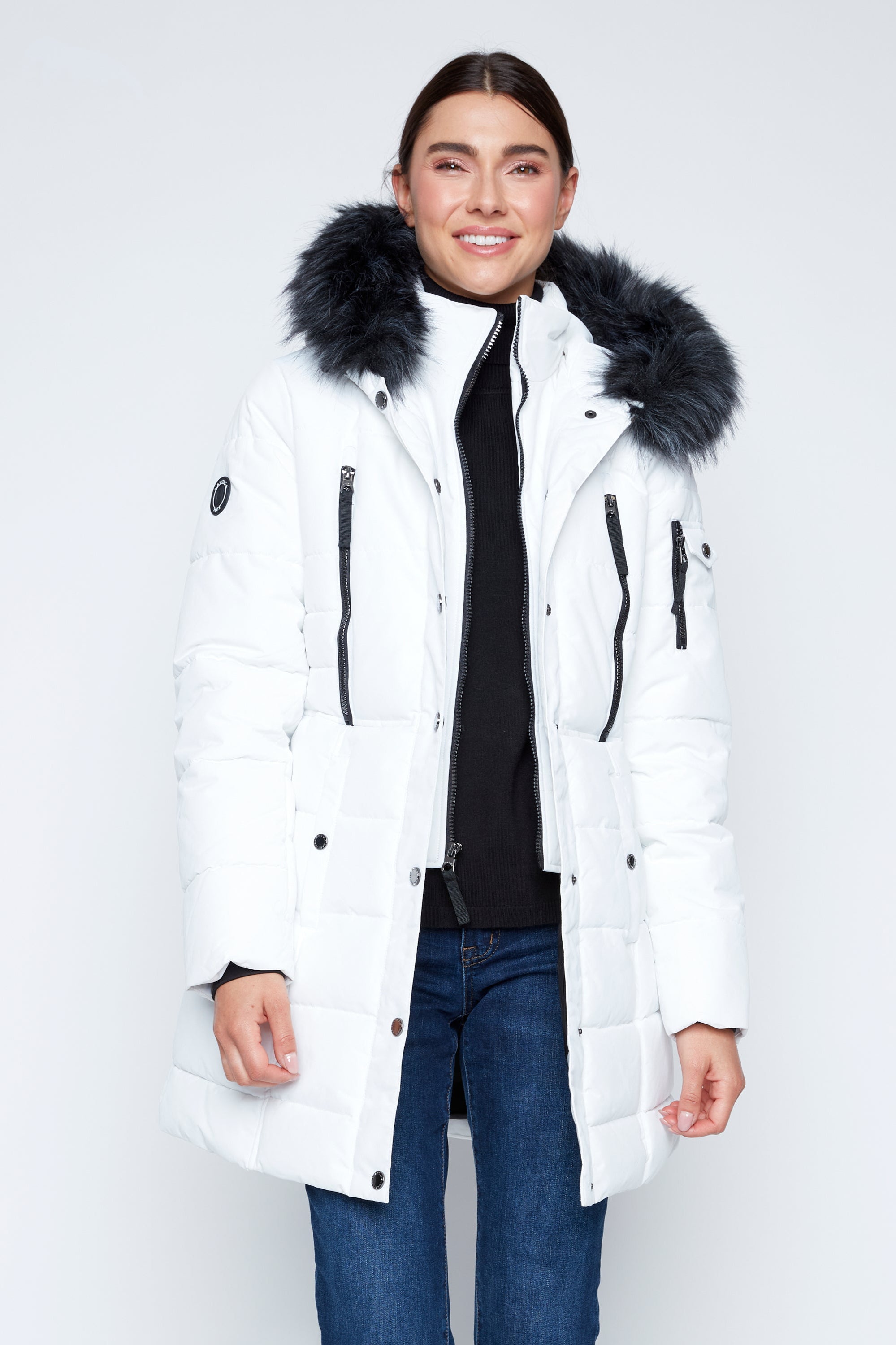 Le manteau matelassé à capuche avec fourrure