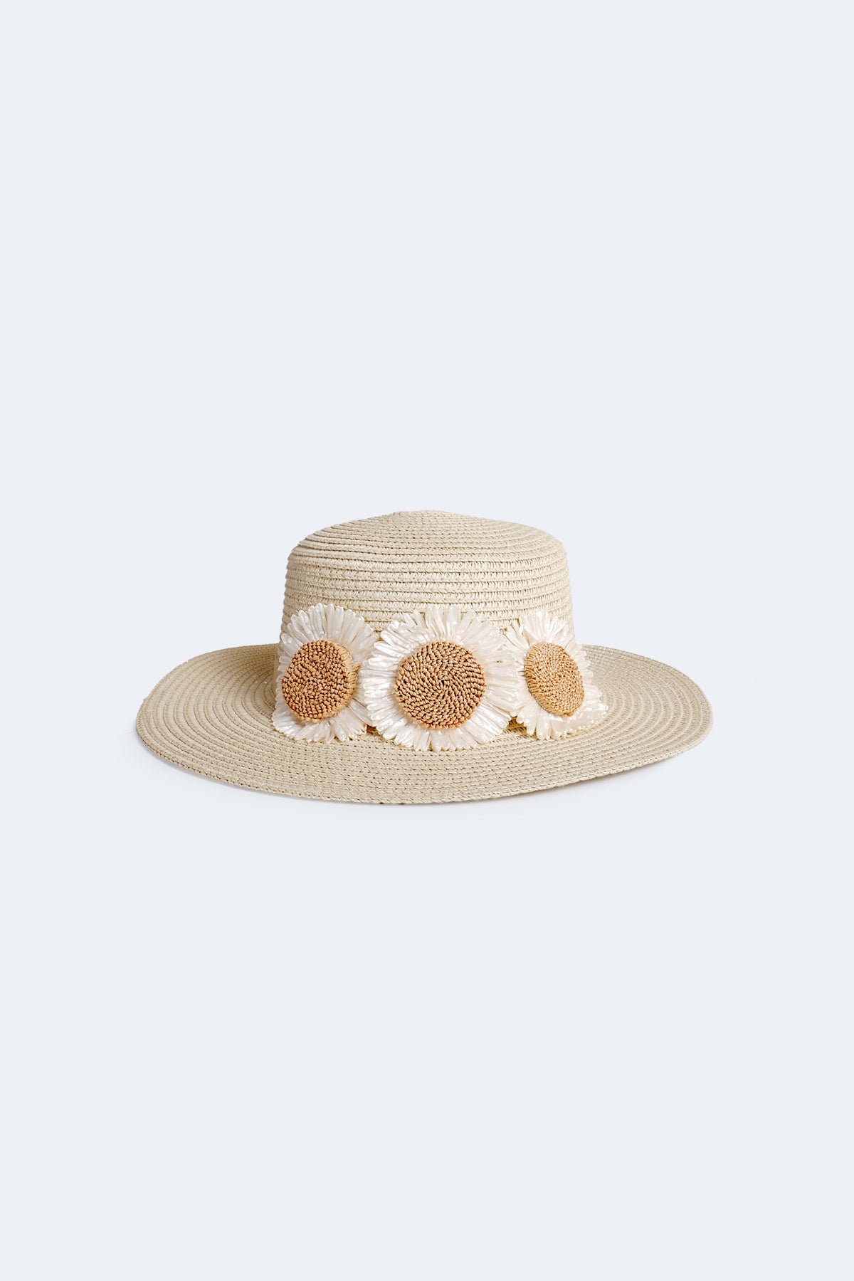 Le chapeau de soleil en paille avec ornement floral