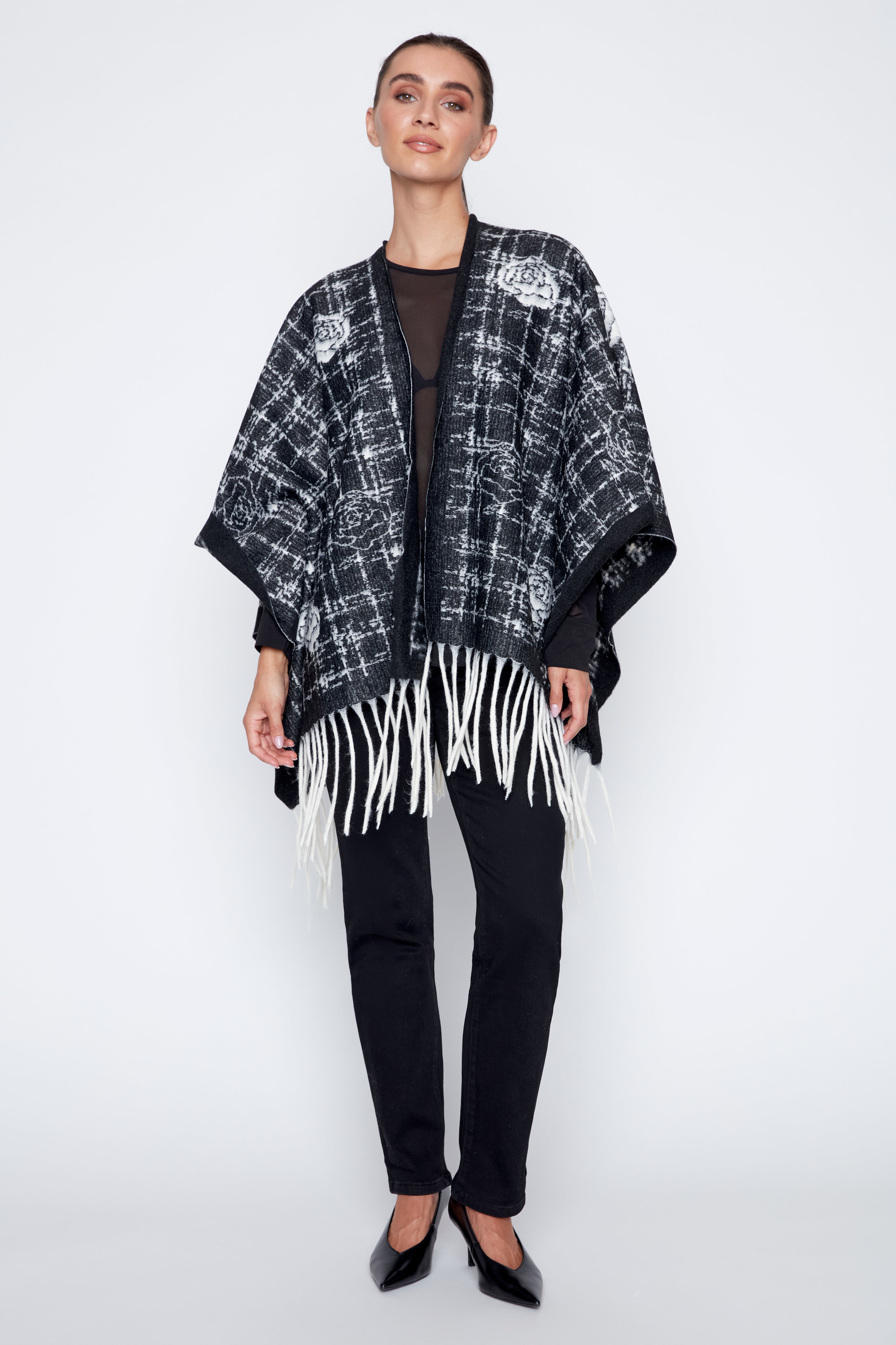 La cape à carreaux avec motif de roses