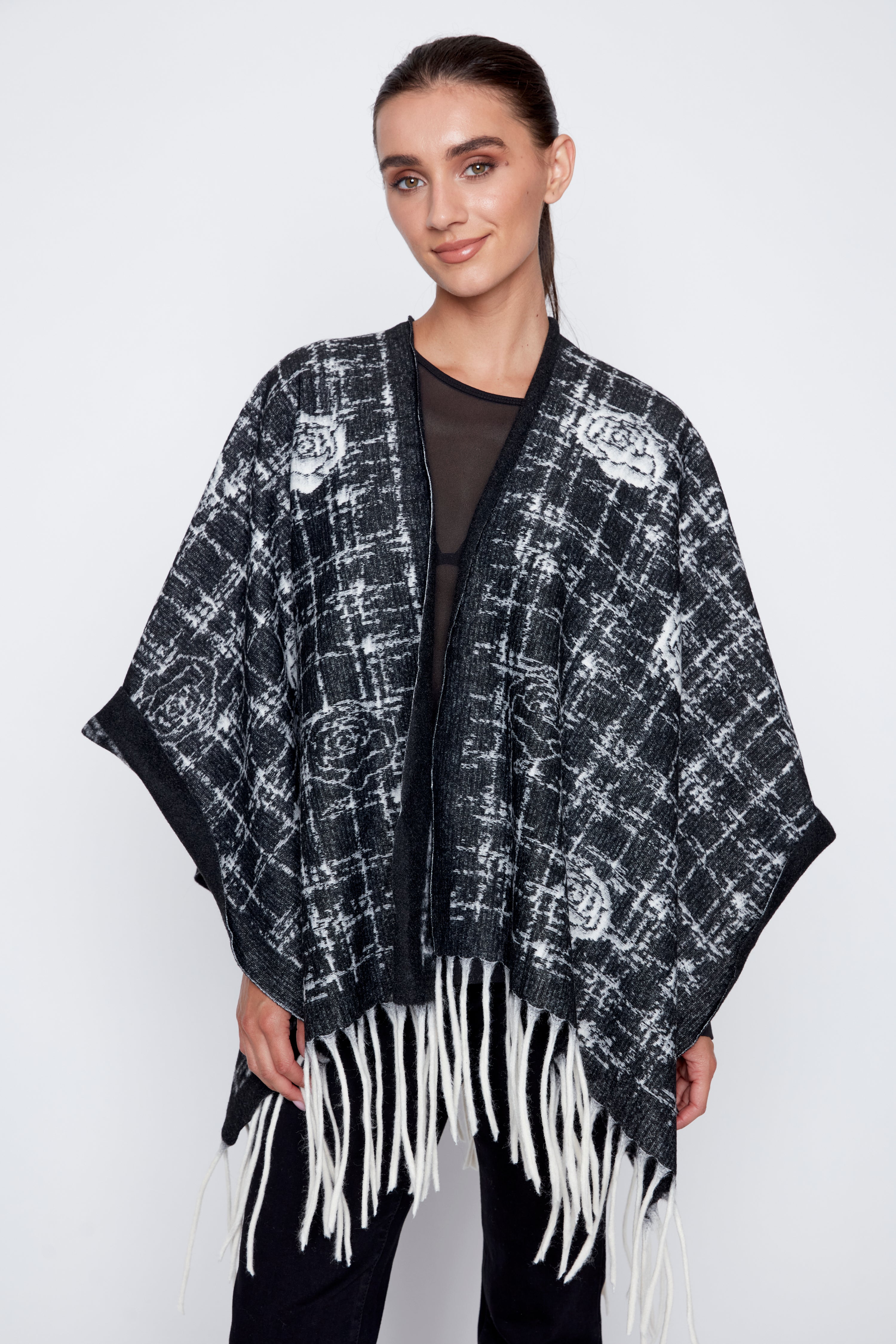 La cape à carreaux avec motif de roses