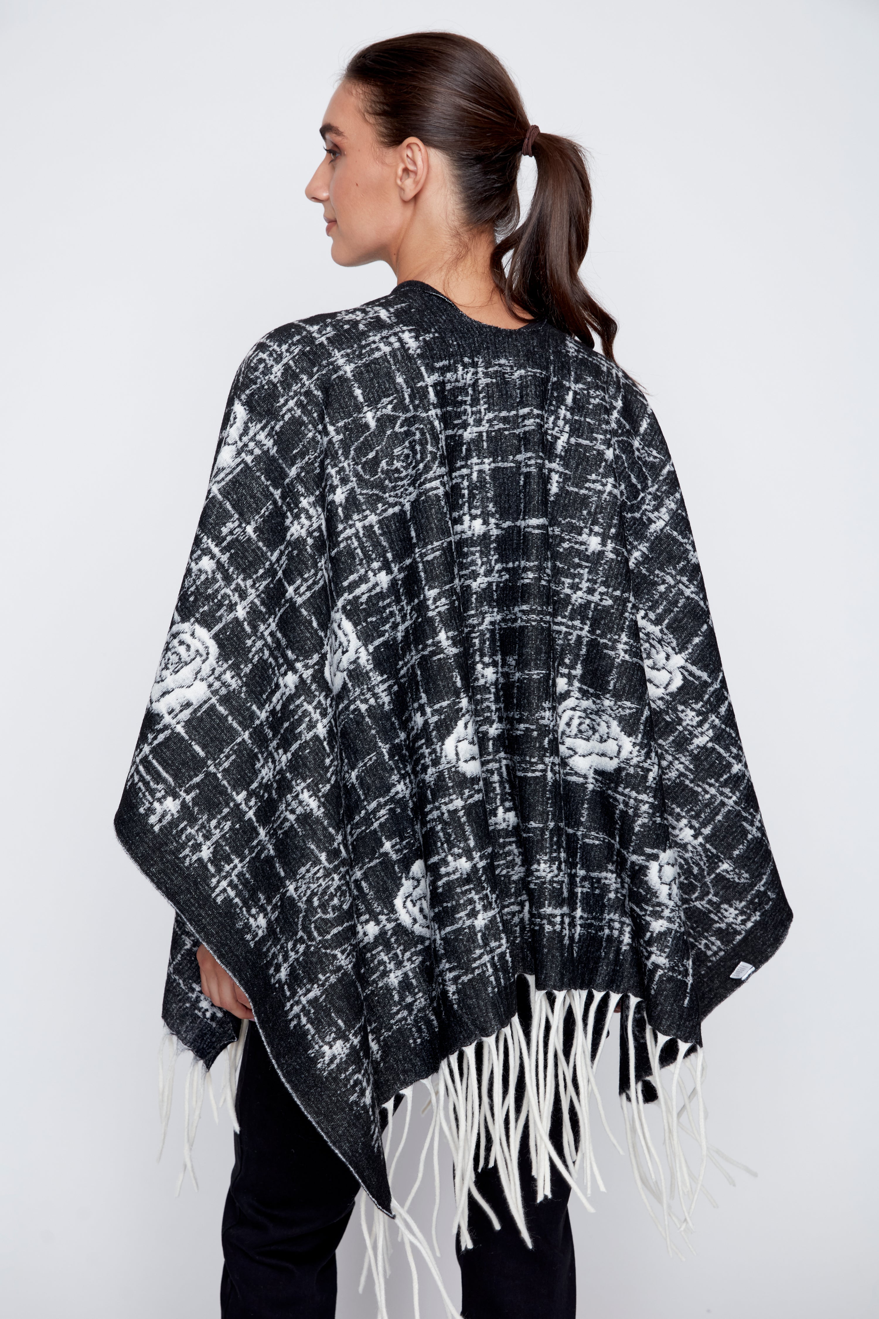 La cape à carreaux avec motif de roses