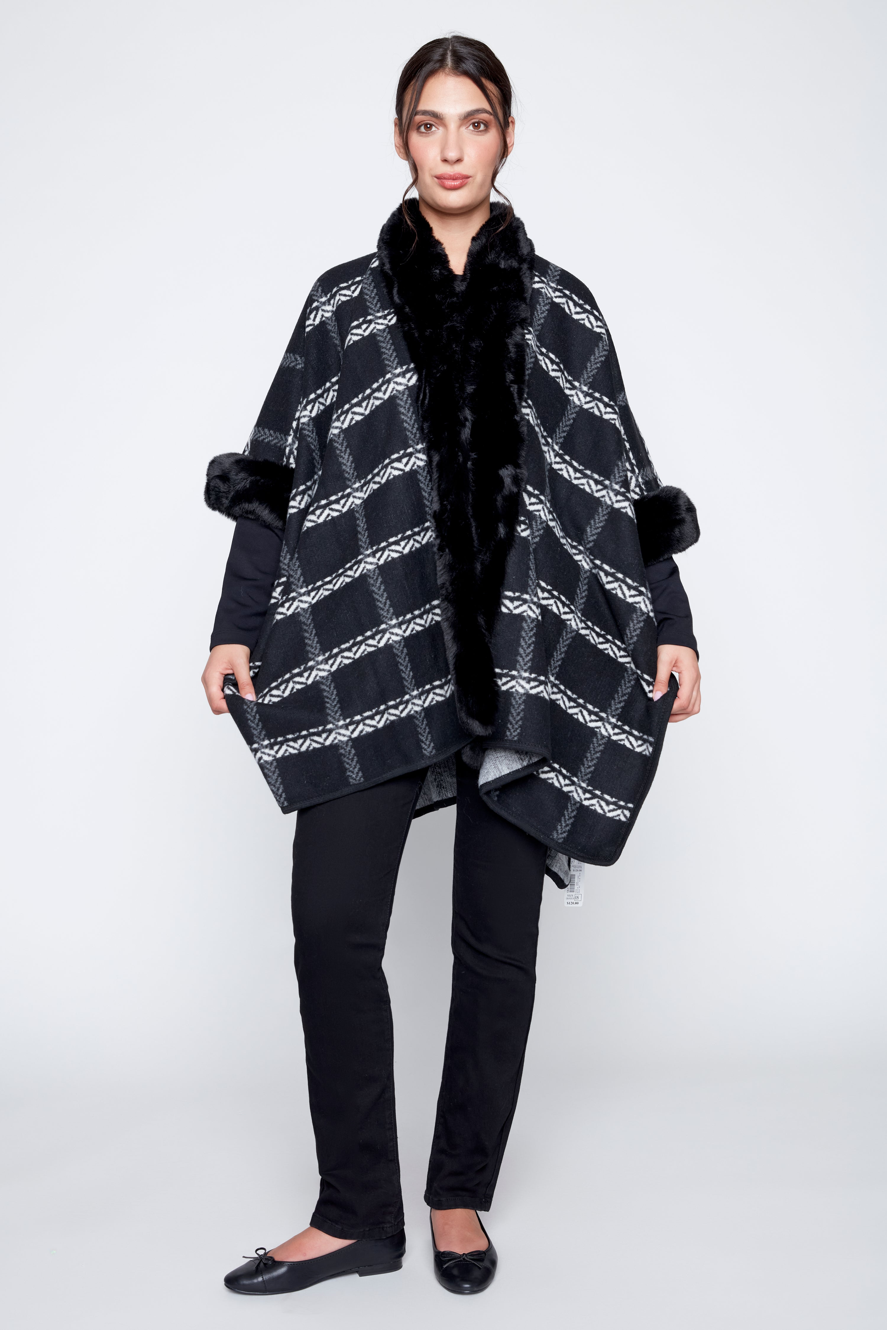 La cape à carreaux avec bordure en fourrure
