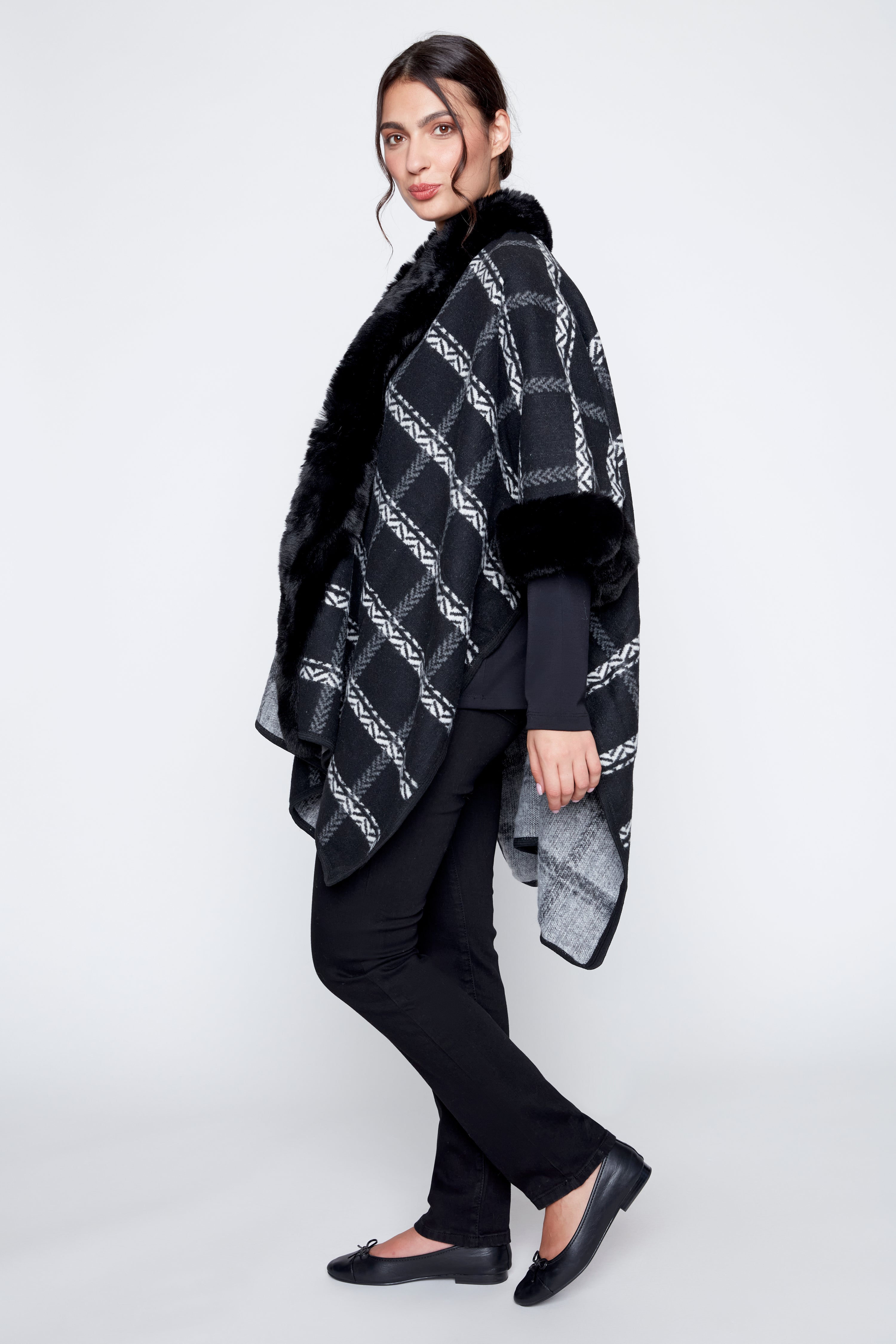 La cape à carreaux avec bordure en fourrure