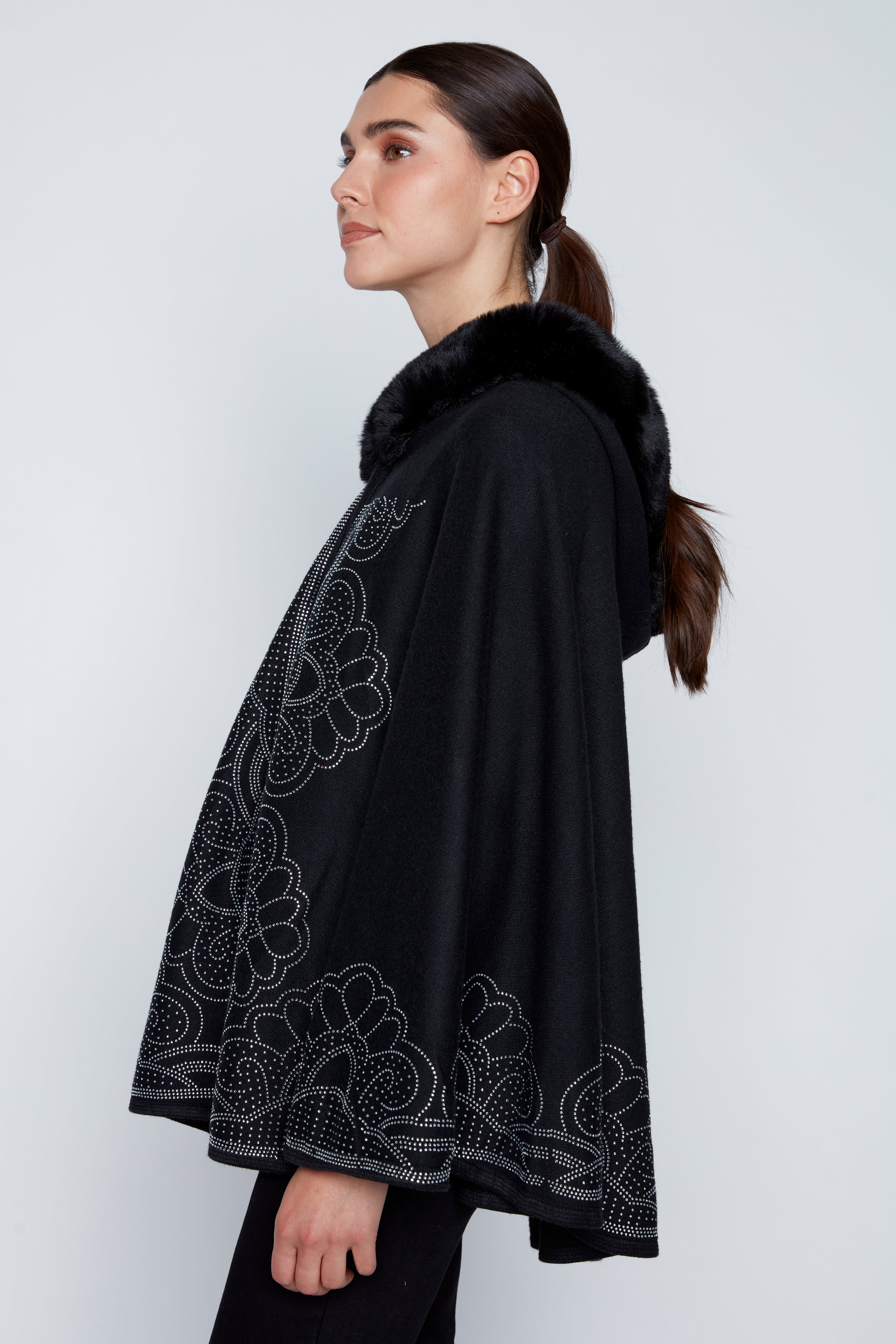 La cape à bordure brodée avec capuche bordée de fourrure