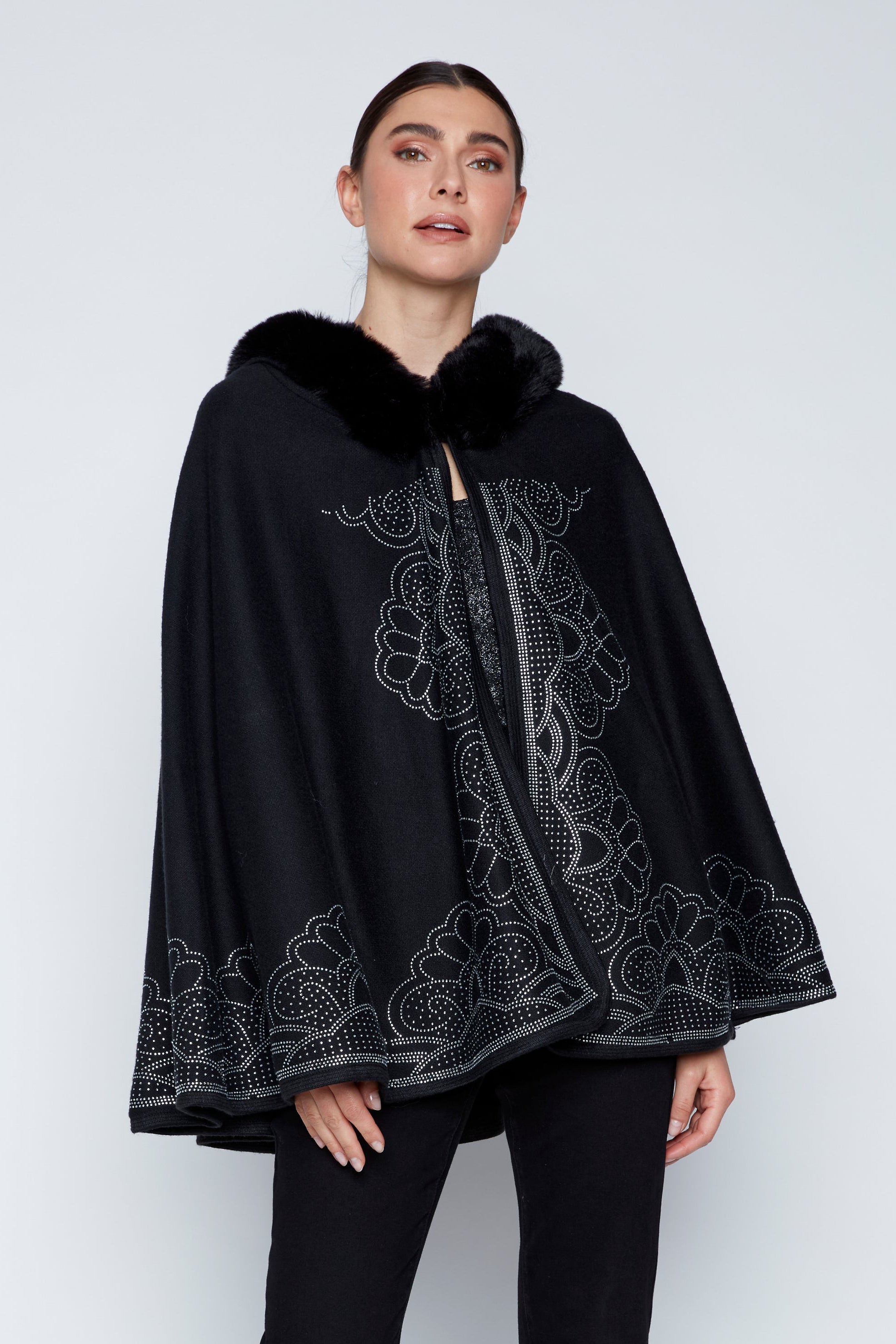 La cape à bordure brodée avec capuche bordée de fourrure