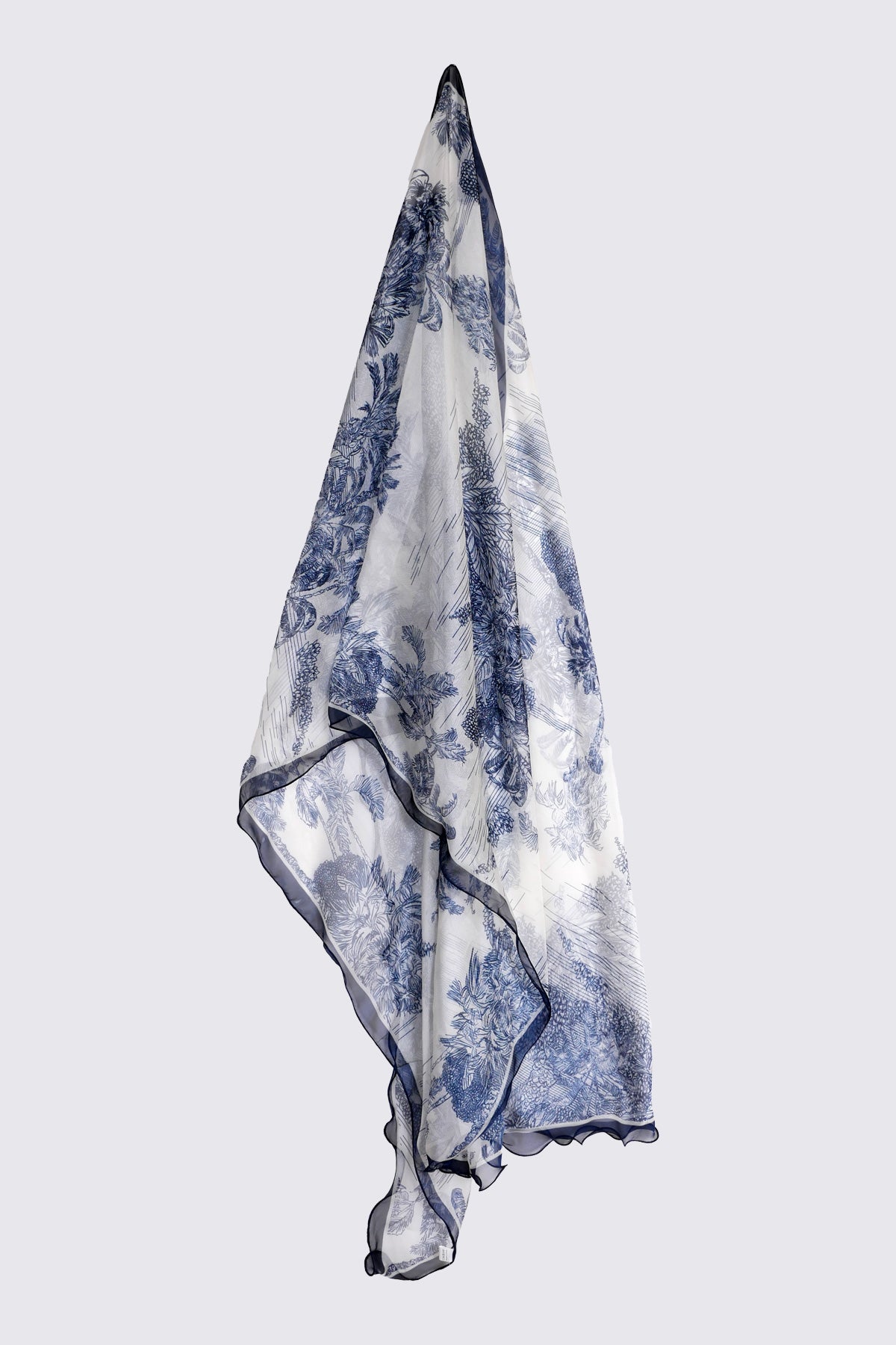 L'écharpe intemporelle à motifs floraux bleus