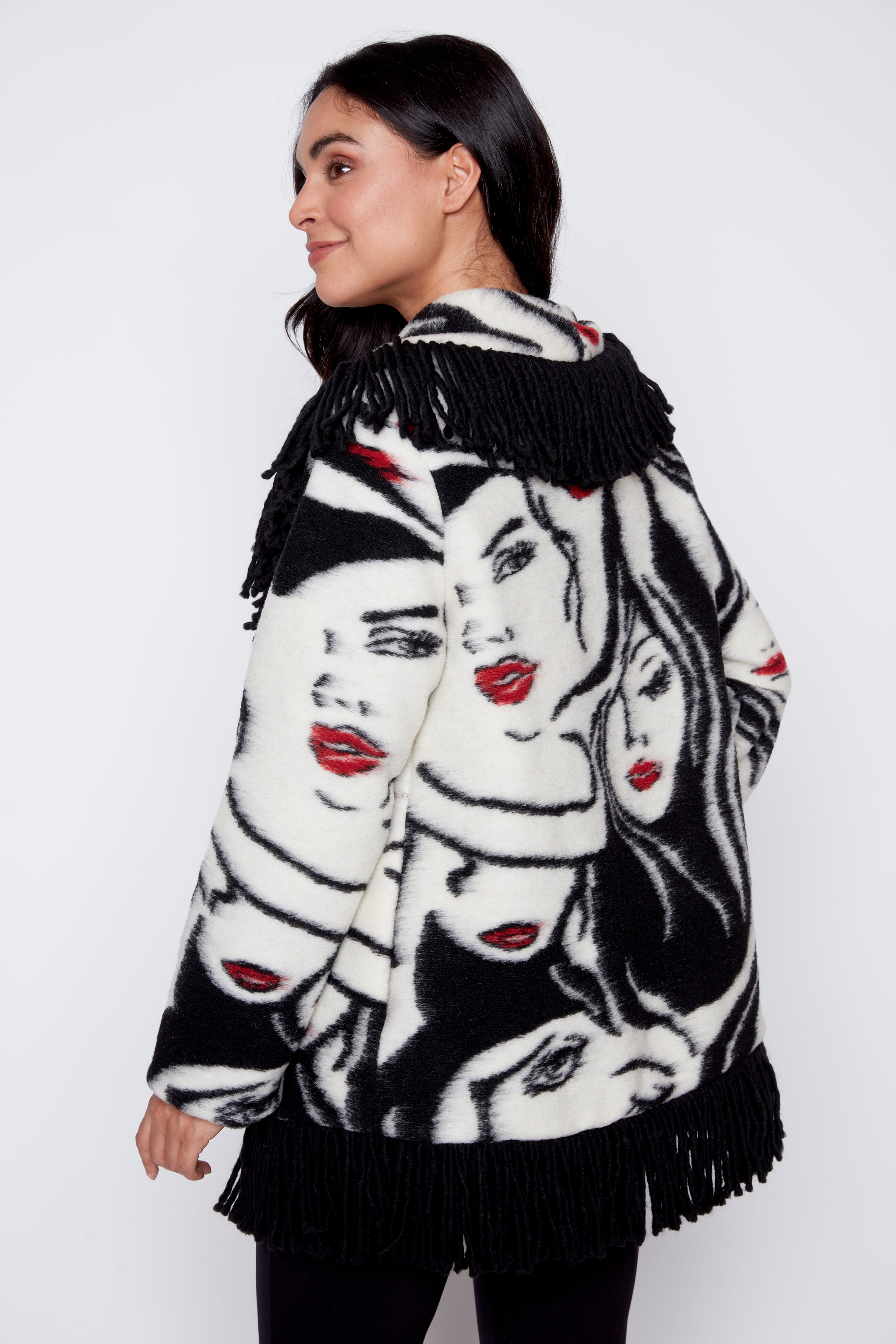 La veste en laine bouillie à imprimé visage et franges