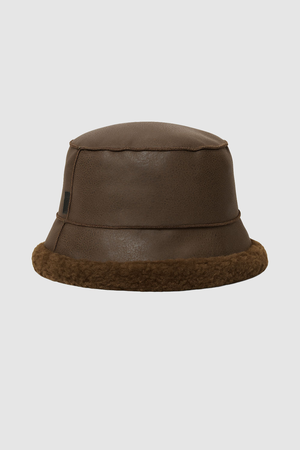 Le chapeau en similicuir avec sherpa