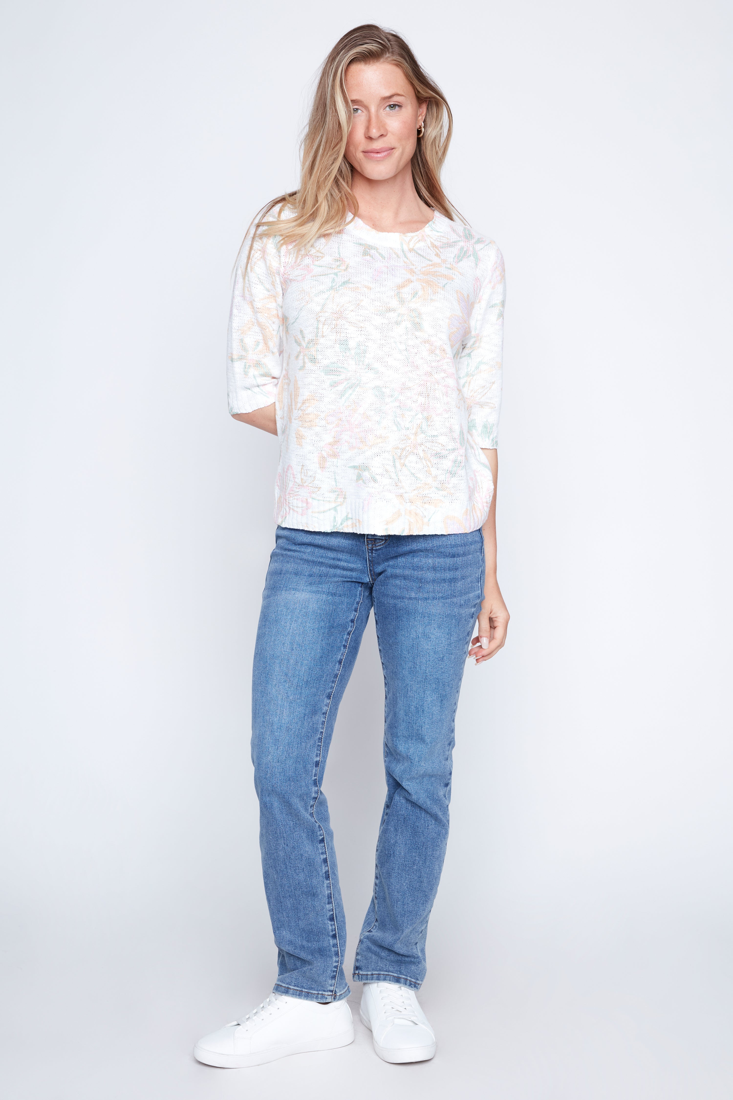 Le haut à imprimé fleurs