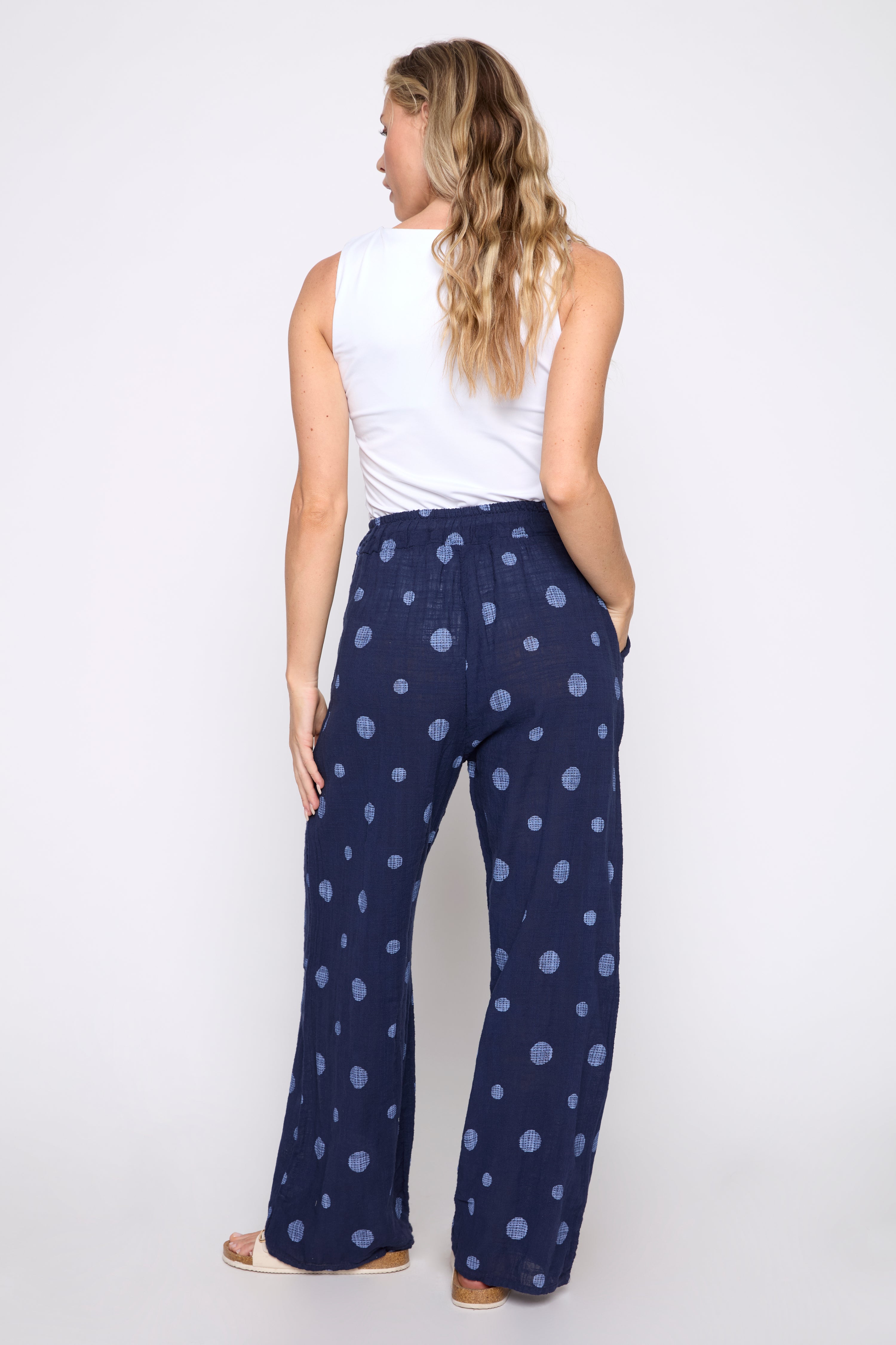 Le pantalon à enfiler à imprimé pois