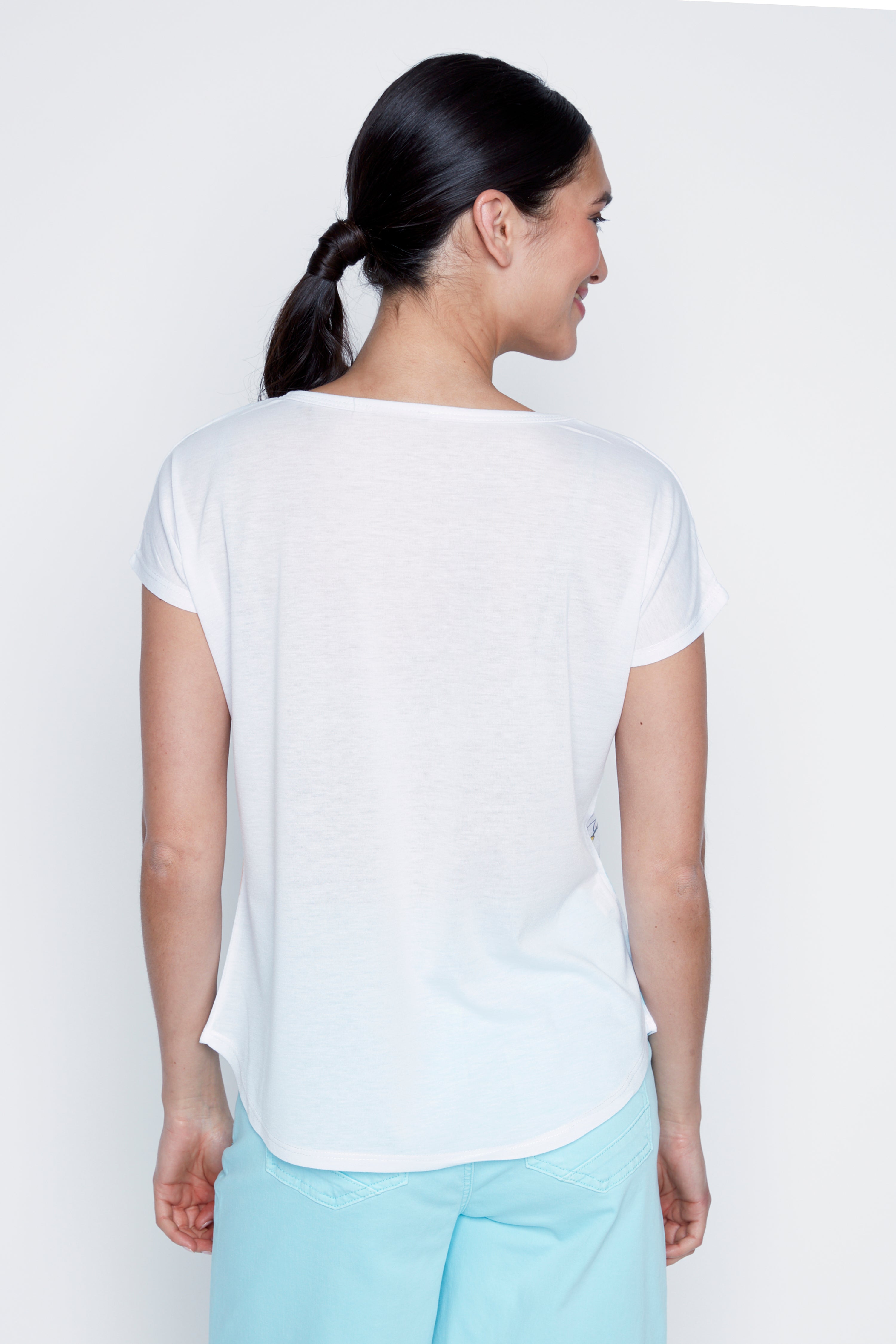 Le t-shirt imprimé floral d'été