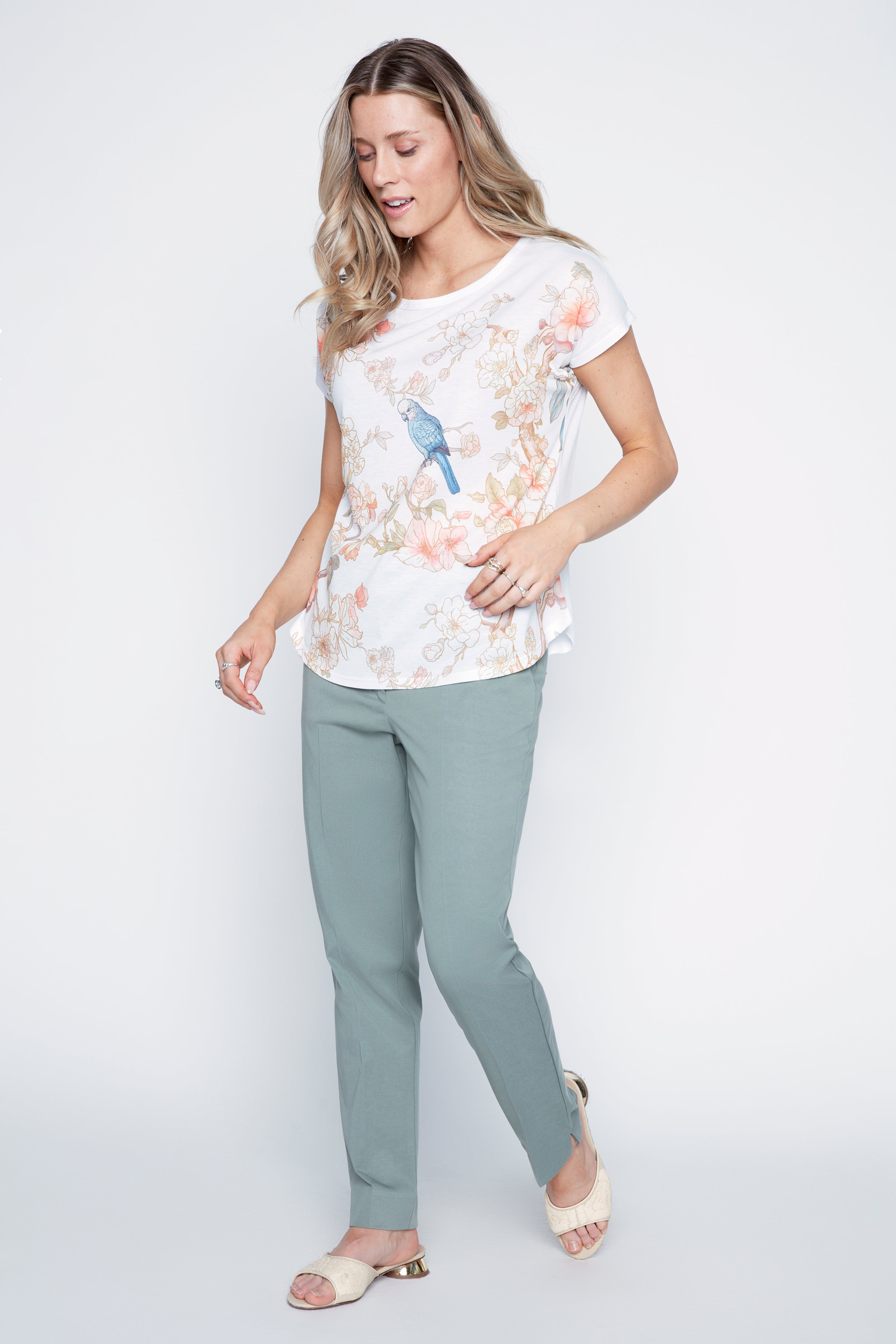 Le t-shirt oiseau dans un arbre