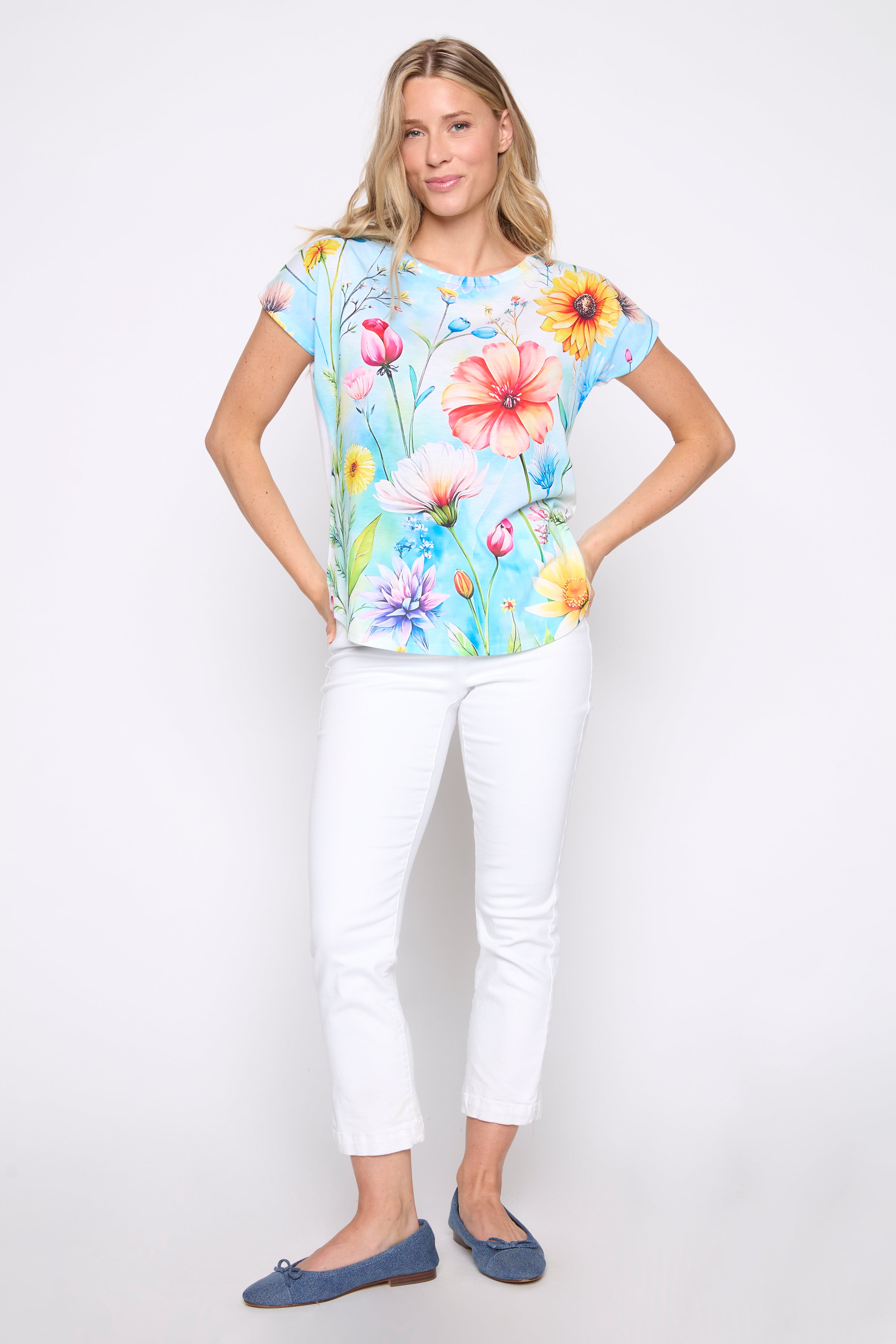 Le t-shirt imprimé floral d'été