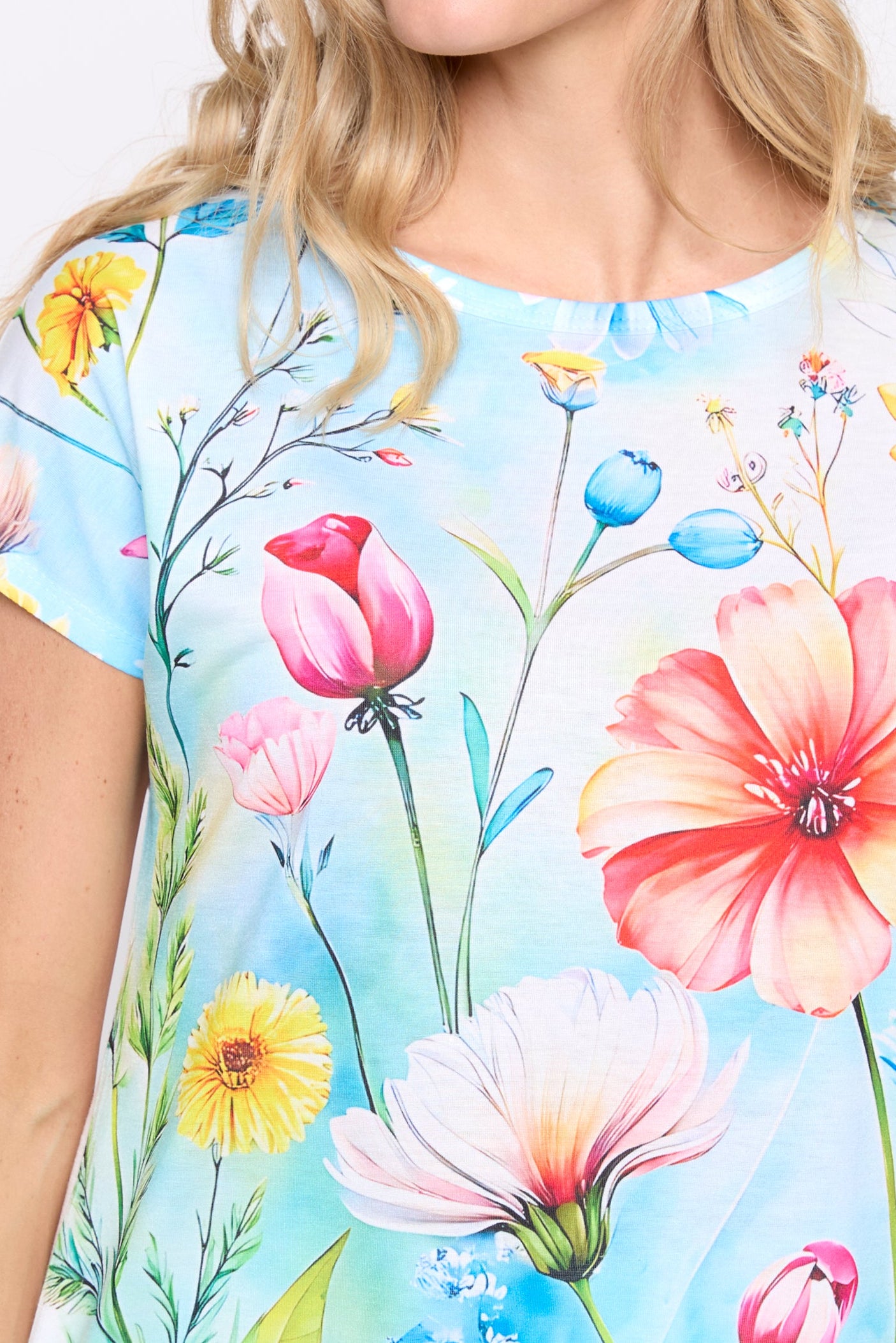 Le t-shirt imprimé floral d'été