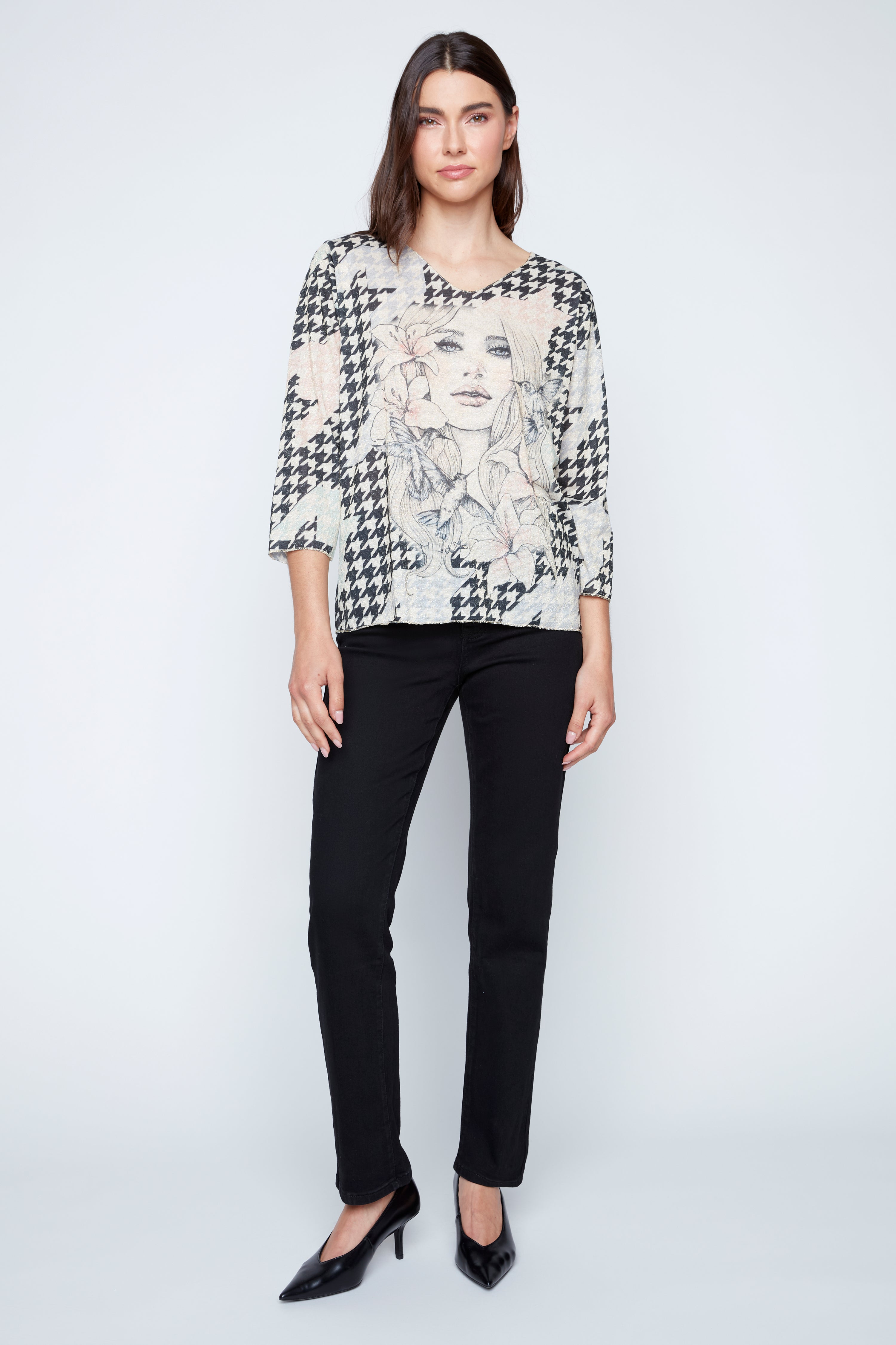 Le pull à imprimé floral et pied-de-poule