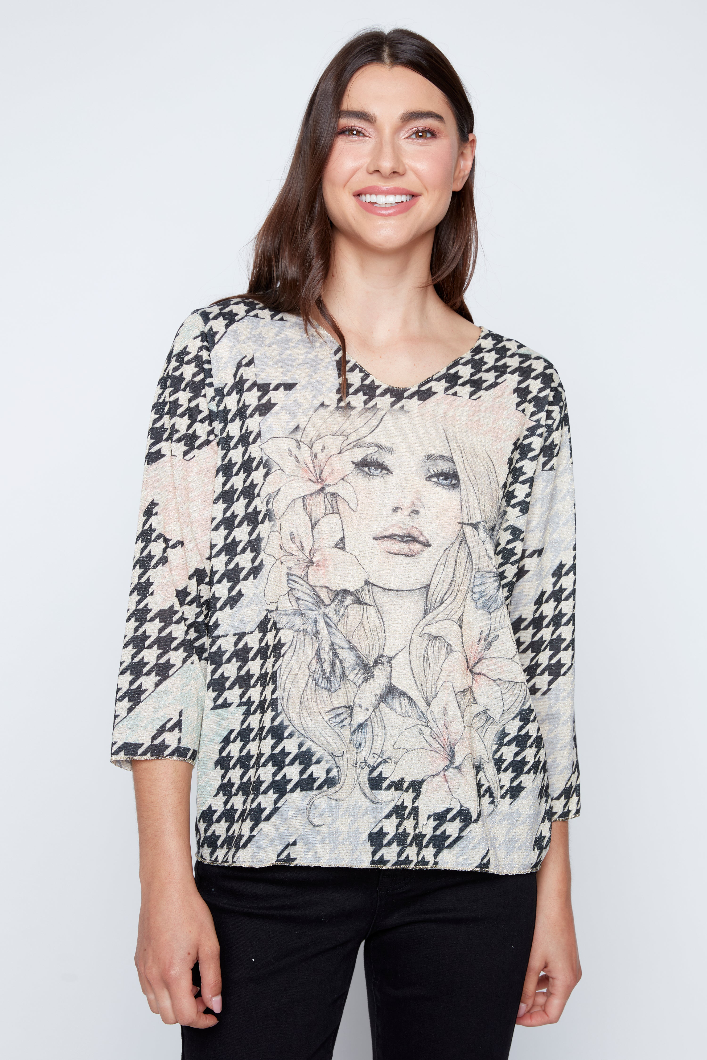 Le pull à imprimé floral et pied-de-poule