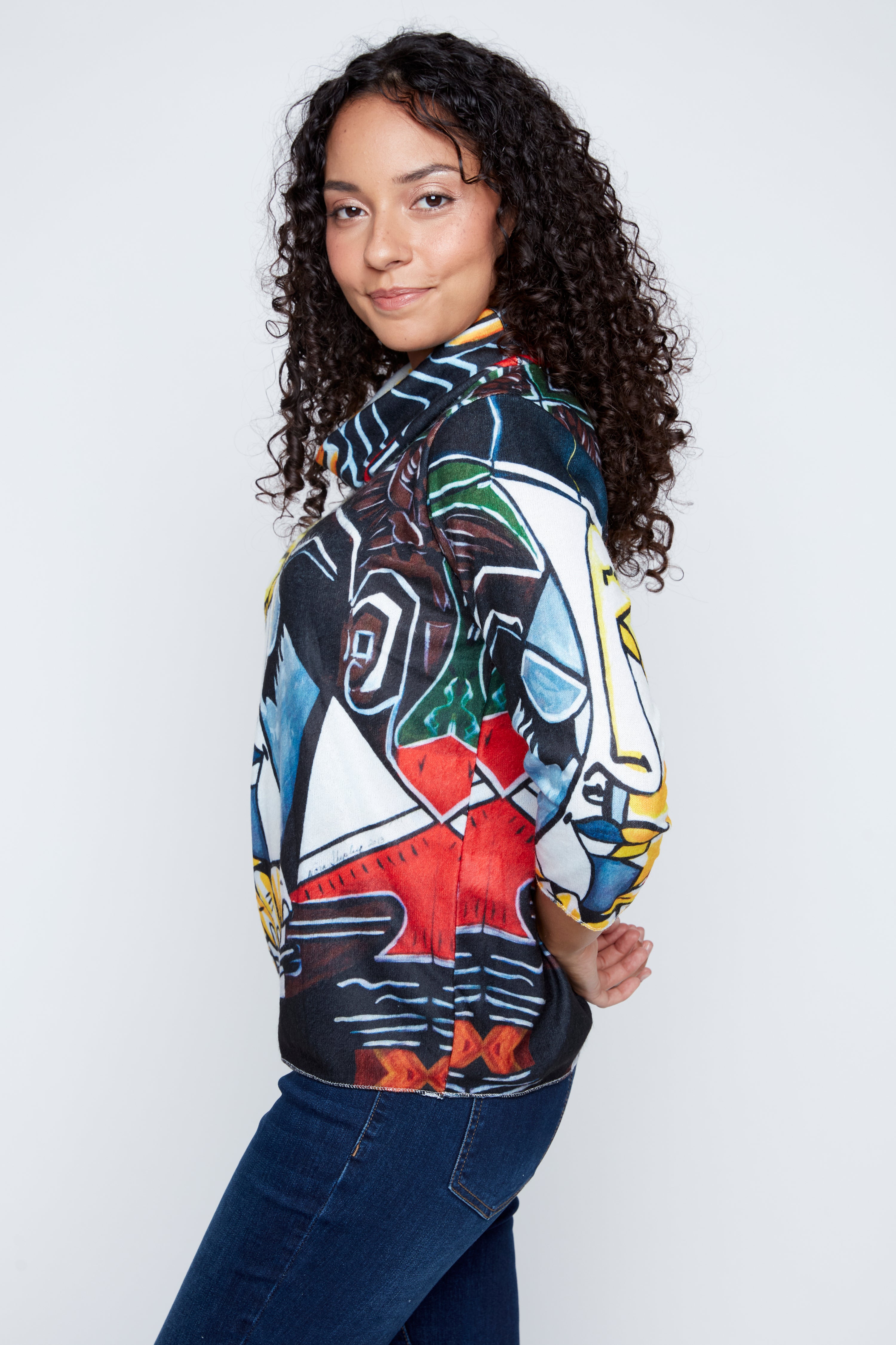 Le pull à col V muse abstraite