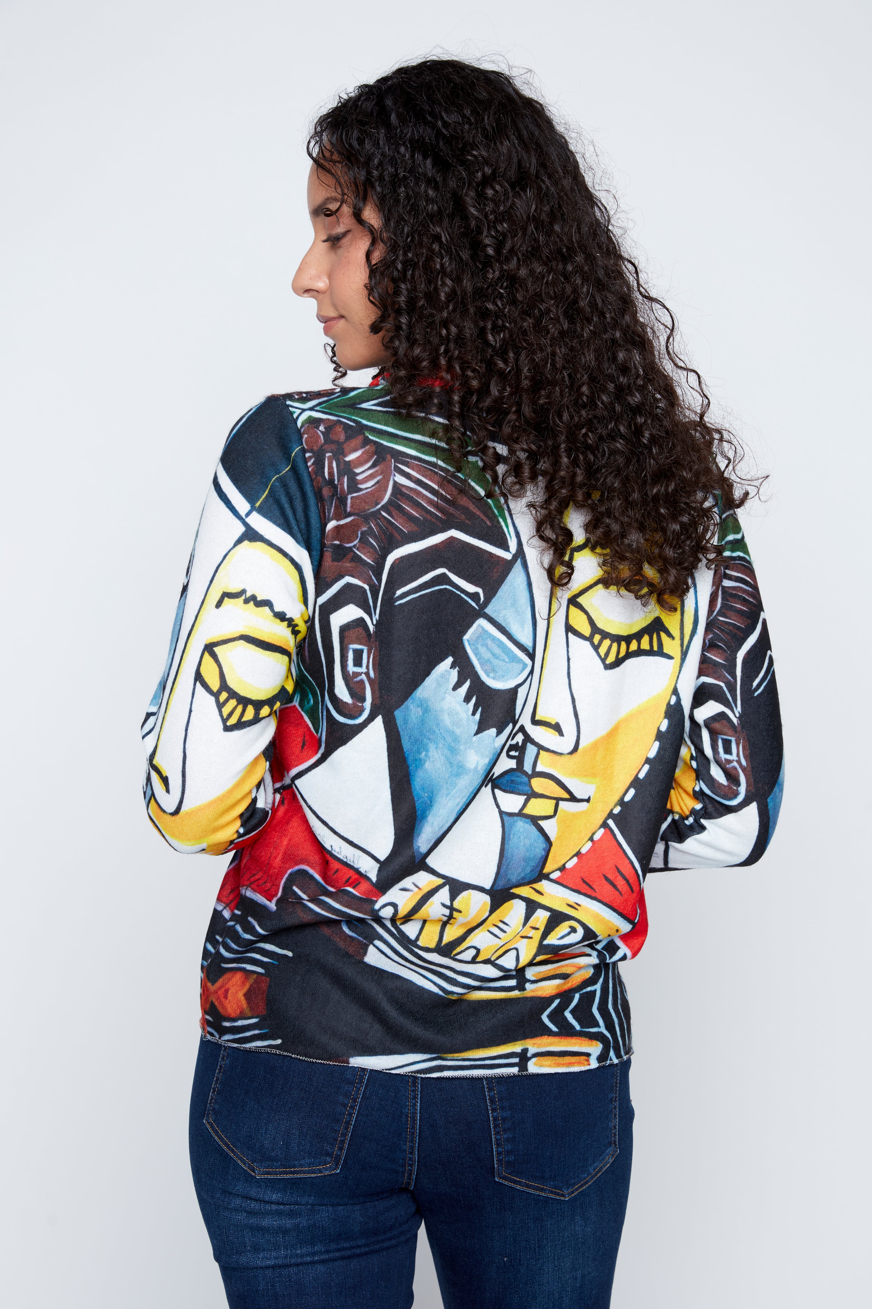 Le pull à col V muse abstraite